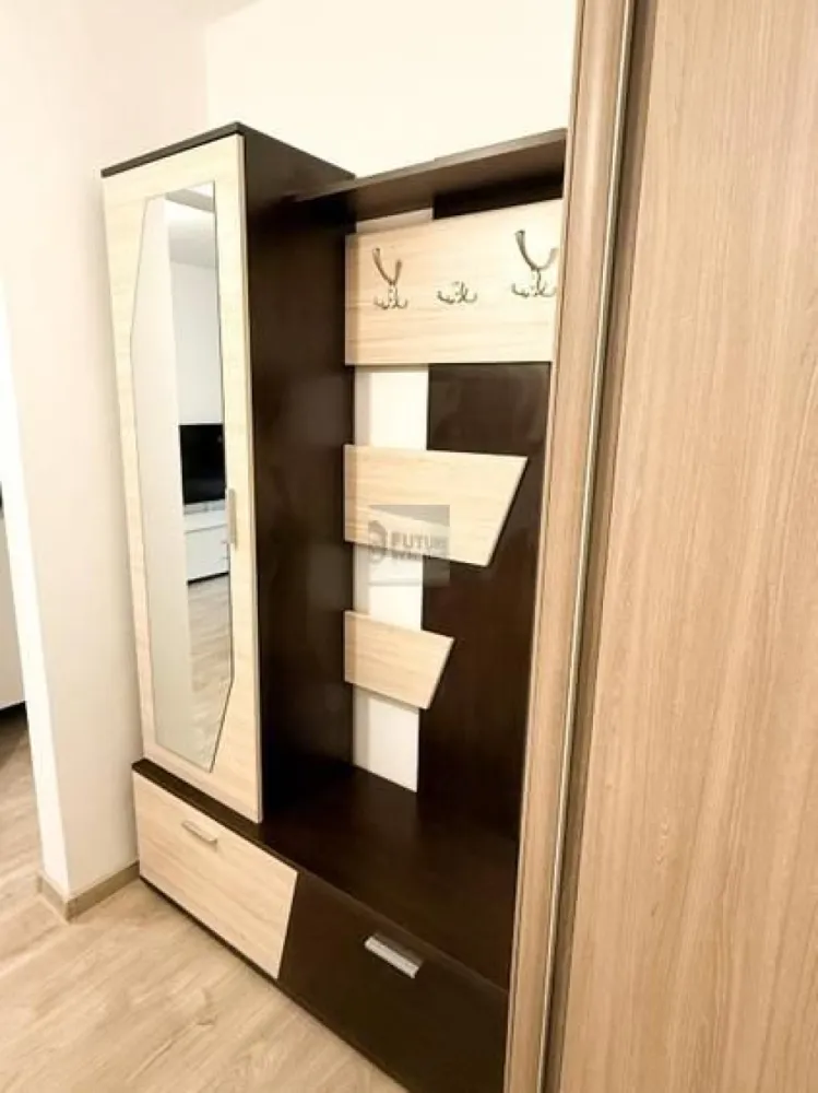 Apartament 3 camere | 64 mp | Zonă liniștită, excelent conectată - Vă propunem spre vânzare un apartament de 3 camere, cu o suprafață de 64 mp, situat într-un bloc solid, construit în 1984, amplasat într-o zonă apreciată pentru liniște și accesibilitate, în proximitatea Petre Ispirescu și a Policlinica Rahova. ✨ Avantaje cheie ale proprietății: Compartimentare practică, ideală pentru familie Bucătăria se predă mobilată și utilată, conform fotografiilor Apartament cu acte complete: cadastru, certificat energetic, documentație pregătită pentru vânzare Contorizare individuală la apă Scară cu supraveghere video, întreținută corespunzător 📍 Localizare & acces: Zonă foarte liniștită, cu trafic redus La 2 minute de stația STB Petre Ispirescu Acces rapid la tramvaiul 32 Aproape de Liceul Dimitrie Bolintineanu Magazine și facilități la câteva minute: Mega Image, Kaufland Șos. Sălaj, farmacii, servicii de proximitate 🔑 O proprietate echilibrată, potrivită atât pentru locuire proprie, cât și pentru investiție, într-o zonă cu cerere constantă. 📞 Pentru detalii și programarea unei vizionări: 0751521504 — Un apartament „corect” din toate punctele de vedere: poziție bună, acte clare, acces rapid la transport și facilități.