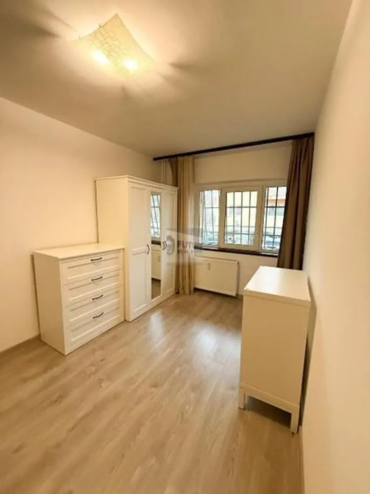 Apartament 3 camere | 64 mp | Zonă liniștită, excelent conectată - Vă propunem spre vânzare un apartament de 3 camere, cu o suprafață de 64 mp, situat într-un bloc solid, construit în 1984, amplasat într-o zonă apreciată pentru liniște și accesibilitate, în proximitatea Petre Ispirescu și a Policlinica Rahova. ✨ Avantaje cheie ale proprietății: Compartimentare practică, ideală pentru familie Bucătăria se predă mobilată și utilată, conform fotografiilor Apartament cu acte complete: cadastru, certificat energetic, documentație pregătită pentru vânzare Contorizare individuală la apă Scară cu supraveghere video, întreținută corespunzător 📍 Localizare & acces: Zonă foarte liniștită, cu trafic redus La 2 minute de stația STB Petre Ispirescu Acces rapid la tramvaiul 32 Aproape de Liceul Dimitrie Bolintineanu Magazine și facilități la câteva minute: Mega Image, Kaufland Șos. Sălaj, farmacii, servicii de proximitate 🔑 O proprietate echilibrată, potrivită atât pentru locuire proprie, cât și pentru investiție, într-o zonă cu cerere constantă. 📞 Pentru detalii și programarea unei vizionări: 0751521504 — Un apartament „corect” din toate punctele de vedere: poziție bună, acte clare, acces rapid la transport și facilități.