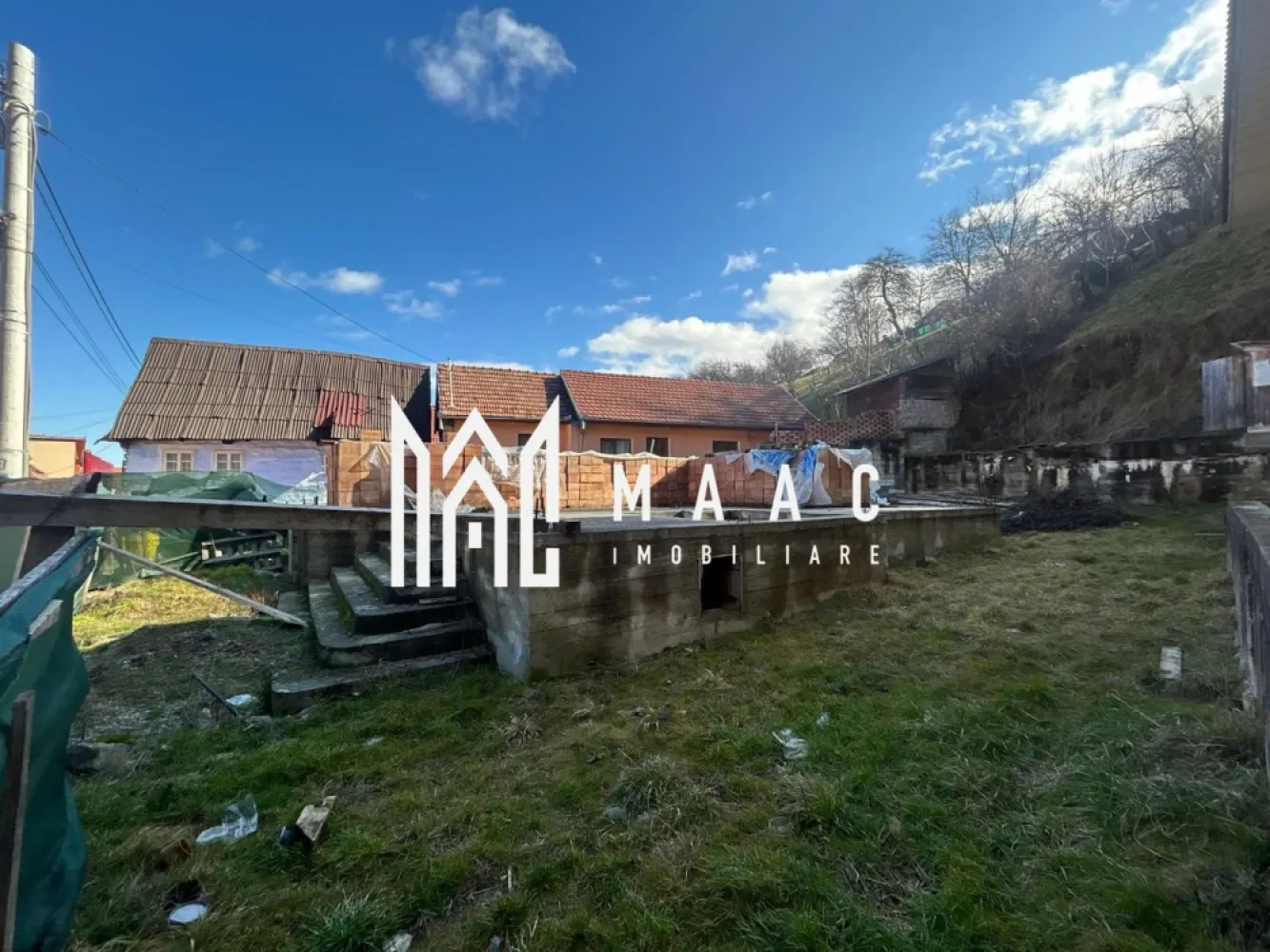 Teren de casa | Intravilan | 436 mp | Rasinari - MAAC Imobiliare vă propune spre vânzare un teren intravilan pentru construcție casă în Rășinari, cu suprafața totală de 436 mp, situat pe o stradă liniștită, paralelă cu strada principală – poziționare ideală pentru cei care își doresc intimitate, acces facil și un cadru natural deosebit, la doar câteva minute de Sibiu.

Localizare excelentă – zonă rezidențială liniștită

Terenul este amplasat într-o zonă apreciată din Rășinari, cu acces rapid către punctele de interes locale și către municipiul Sibiu. Strada este ferită de trafic intens, oferind un mediu sigur și relaxant pentru viitoarea locuință.

Detalii teren:

Suprafață totală: 436 mp

Deschidere optimă pentru construcție casă individuală

50% teren plat – ideal pentru amprentă casă și curte amenajată

50% teren în pantă accentuată – perfect pentru terasare, grădină pe nivele sau zonă de relaxare cu priveliște

Regim intravilan – construibil

Construcție începută + materiale incluse

Pe teren a fost începută construcția unei case în anul 2021, lucrările fiind realizate până la stadiul de fundație.

Există proiect complet și documentație (necesită actualizare autorizație)
Toată cărămida necesară pentru finalizarea casei este deja pe teren – costuri reduse pentru viitorul proprietar
Oportunitate excelentă pentru preluare și continuare proiect

Utilități:

Curent electric – pe teren

Apă – pe teren

Canalizare – pe teren

Gaz – la poartă

Avantaje cheie:

Teren intravilan construibil în Rășinari

Fundație existentă – economie de timp și costuri

Materiale de construcție incluse (cărămidă)

Utilități disponibile

Zonă liniștită, aproape de natură

Ideal pentru locuință permanentă sau casă de vacanță

Pentru detalii suplimentare, documentație sau programarea unei vizionări, contactați echipa MAAC Imobiliare.

MAAC Imobiliare – Profesioniștii tăi în imobiliare.
ID: CP2925255