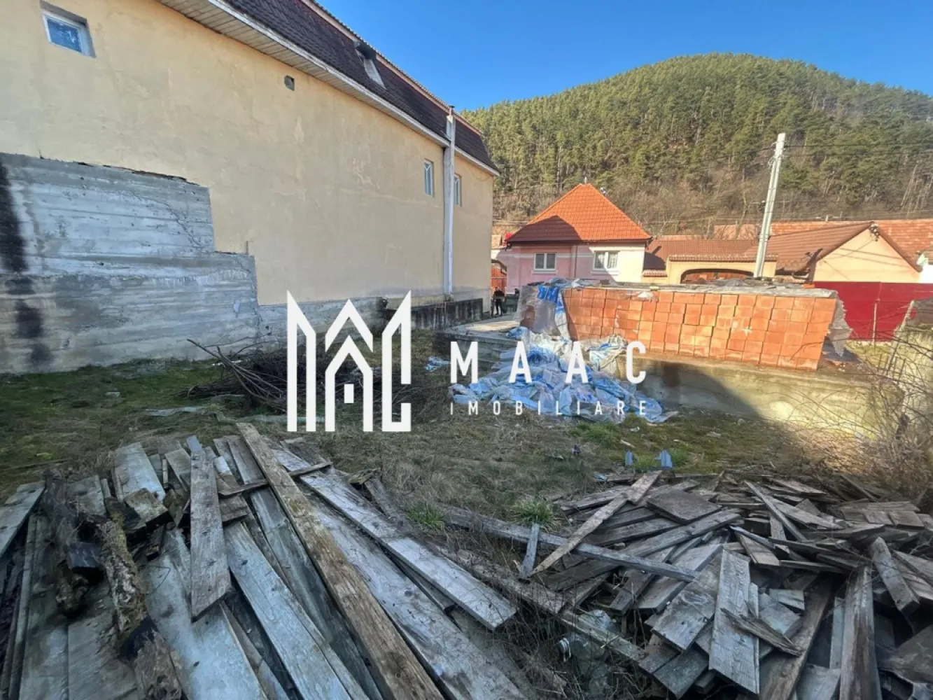 Teren de casa | Intravilan | 436 mp | Rasinari - MAAC Imobiliare vă propune spre vânzare un teren intravilan pentru construcție casă în Rășinari, cu suprafața totală de 436 mp, situat pe o stradă liniștită, paralelă cu strada principală – poziționare ideală pentru cei care își doresc intimitate, acces facil și un cadru natural deosebit, la doar câteva minute de Sibiu.

Localizare excelentă – zonă rezidențială liniștită

Terenul este amplasat într-o zonă apreciată din Rășinari, cu acces rapid către punctele de interes locale și către municipiul Sibiu. Strada este ferită de trafic intens, oferind un mediu sigur și relaxant pentru viitoarea locuință.

Detalii teren:

Suprafață totală: 436 mp

Deschidere optimă pentru construcție casă individuală

50% teren plat – ideal pentru amprentă casă și curte amenajată

50% teren în pantă accentuată – perfect pentru terasare, grădină pe nivele sau zonă de relaxare cu priveliște

Regim intravilan – construibil

Construcție începută + materiale incluse

Pe teren a fost începută construcția unei case în anul 2021, lucrările fiind realizate până la stadiul de fundație.

Există proiect complet și documentație (necesită actualizare autorizație)
Toată cărămida necesară pentru finalizarea casei este deja pe teren – costuri reduse pentru viitorul proprietar
Oportunitate excelentă pentru preluare și continuare proiect

Utilități:

Curent electric – pe teren

Apă – pe teren

Canalizare – pe teren

Gaz – la poartă

Avantaje cheie:

Teren intravilan construibil în Rășinari

Fundație existentă – economie de timp și costuri

Materiale de construcție incluse (cărămidă)

Utilități disponibile

Zonă liniștită, aproape de natură

Ideal pentru locuință permanentă sau casă de vacanță

Pentru detalii suplimentare, documentație sau programarea unei vizionări, contactați echipa MAAC Imobiliare.

MAAC Imobiliare – Profesioniștii tăi în imobiliare.
ID: CP2925255