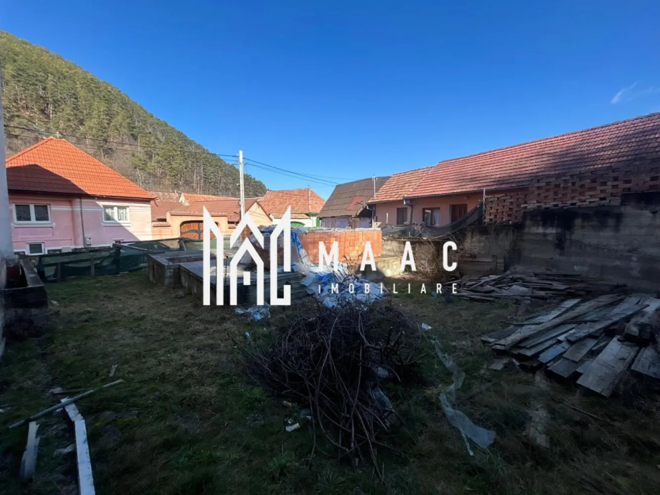 Teren de casa | Intravilan | 436 mp | Rasinari - MAAC Imobiliare vă propune spre vânzare un teren intravilan pentru construcție casă în Rășinari, cu suprafața totală de 436 mp, situat pe o stradă liniștită, paralelă cu strada principală – poziționare ideală pentru cei care își doresc intimitate, acces facil și un cadru natural deosebit, la doar câteva minute de Sibiu.

Localizare excelentă – zonă rezidențială liniștită

Terenul este amplasat într-o zonă apreciată din Rășinari, cu acces rapid către punctele de interes locale și către municipiul Sibiu. Strada este ferită de trafic intens, oferind un mediu sigur și relaxant pentru viitoarea locuință.

Detalii teren:

Suprafață totală: 436 mp

Deschidere optimă pentru construcție casă individuală

50% teren plat – ideal pentru amprentă casă și curte amenajată

50% teren în pantă accentuată – perfect pentru terasare, grădină pe nivele sau zonă de relaxare cu priveliște

Regim intravilan – construibil

Construcție începută + materiale incluse

Pe teren a fost începută construcția unei case în anul 2021, lucrările fiind realizate până la stadiul de fundație.

Există proiect complet și documentație (necesită actualizare autorizație)
Toată cărămida necesară pentru finalizarea casei este deja pe teren – costuri reduse pentru viitorul proprietar
Oportunitate excelentă pentru preluare și continuare proiect

Utilități:

Curent electric – pe teren

Apă – pe teren

Canalizare – pe teren

Gaz – la poartă

Avantaje cheie:

Teren intravilan construibil în Rășinari

Fundație existentă – economie de timp și costuri

Materiale de construcție incluse (cărămidă)

Utilități disponibile

Zonă liniștită, aproape de natură

Ideal pentru locuință permanentă sau casă de vacanță

Pentru detalii suplimentare, documentație sau programarea unei vizionări, contactați echipa MAAC Imobiliare.

MAAC Imobiliare – Profesioniștii tăi în imobiliare.
ID: CP2925255