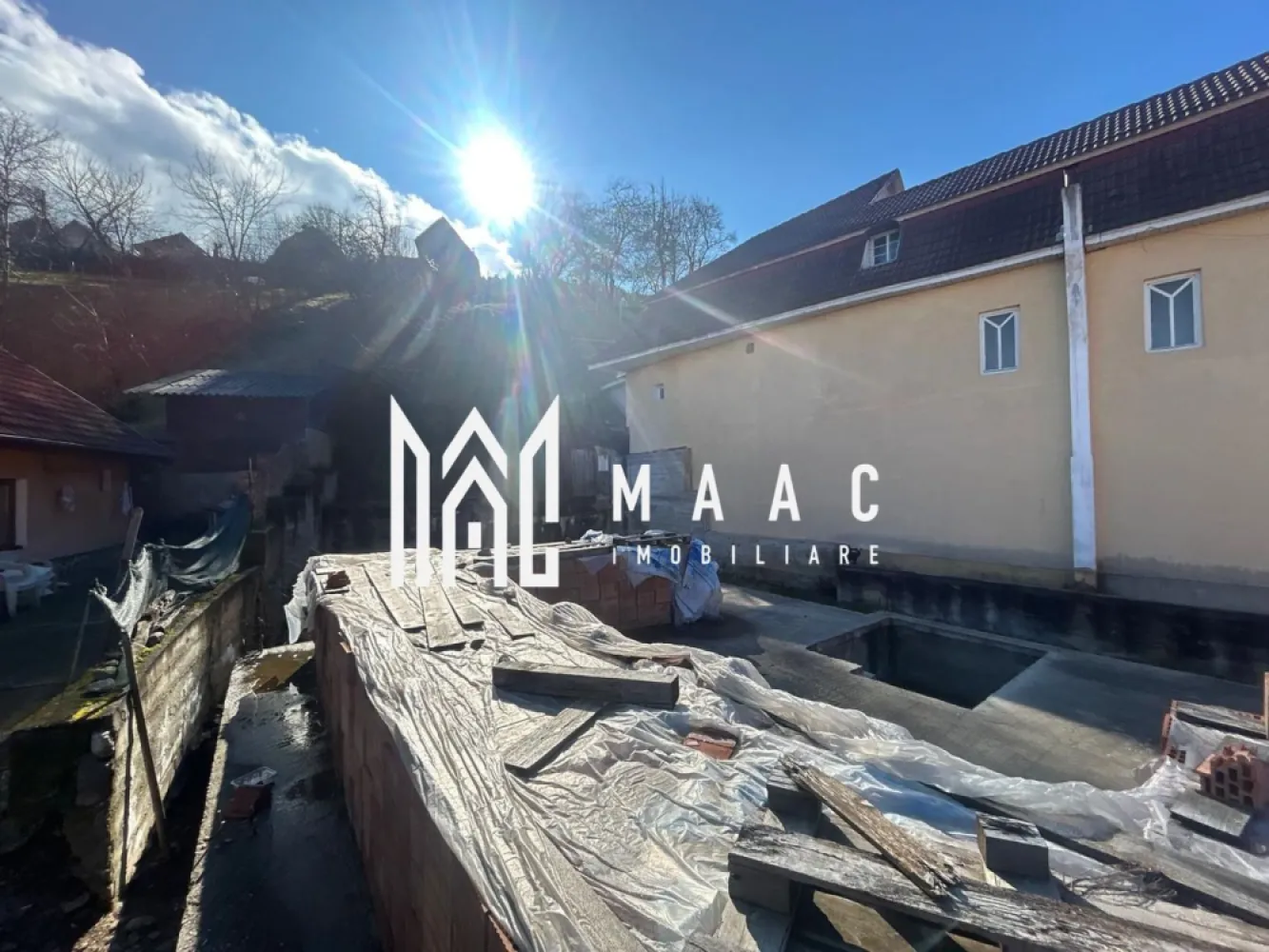 Teren de casa | Intravilan | 436 mp | Rasinari - MAAC Imobiliare vă propune spre vânzare un teren intravilan pentru construcție casă în Rășinari, cu suprafața totală de 436 mp, situat pe o stradă liniștită, paralelă cu strada principală – poziționare ideală pentru cei care își doresc intimitate, acces facil și un cadru natural deosebit, la doar câteva minute de Sibiu.

Localizare excelentă – zonă rezidențială liniștită

Terenul este amplasat într-o zonă apreciată din Rășinari, cu acces rapid către punctele de interes locale și către municipiul Sibiu. Strada este ferită de trafic intens, oferind un mediu sigur și relaxant pentru viitoarea locuință.

Detalii teren:

Suprafață totală: 436 mp

Deschidere optimă pentru construcție casă individuală

50% teren plat – ideal pentru amprentă casă și curte amenajată

50% teren în pantă accentuată – perfect pentru terasare, grădină pe nivele sau zonă de relaxare cu priveliște

Regim intravilan – construibil

Construcție începută + materiale incluse

Pe teren a fost începută construcția unei case în anul 2021, lucrările fiind realizate până la stadiul de fundație.

Există proiect complet și documentație (necesită actualizare autorizație)
Toată cărămida necesară pentru finalizarea casei este deja pe teren – costuri reduse pentru viitorul proprietar
Oportunitate excelentă pentru preluare și continuare proiect

Utilități:

Curent electric – pe teren

Apă – pe teren

Canalizare – pe teren

Gaz – la poartă

Avantaje cheie:

Teren intravilan construibil în Rășinari

Fundație existentă – economie de timp și costuri

Materiale de construcție incluse (cărămidă)

Utilități disponibile

Zonă liniștită, aproape de natură

Ideal pentru locuință permanentă sau casă de vacanță

Pentru detalii suplimentare, documentație sau programarea unei vizionări, contactați echipa MAAC Imobiliare.

MAAC Imobiliare – Profesioniștii tăi în imobiliare.
ID: CP2925255