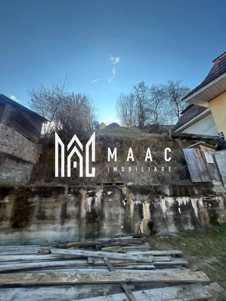 Teren de casa | Intravilan | 436 mp | Rasinari - MAAC Imobiliare vă propune spre vânzare un teren intravilan pentru construcție casă în Rășinari, cu suprafața totală de 436 mp, situat pe o stradă liniștită, paralelă cu strada principală – poziționare ideală pentru cei care își doresc intimitate, acces facil și un cadru natural deosebit, la doar câteva minute de Sibiu.

Localizare excelentă – zonă rezidențială liniștită

Terenul este amplasat într-o zonă apreciată din Rășinari, cu acces rapid către punctele de interes locale și către municipiul Sibiu. Strada este ferită de trafic intens, oferind un mediu sigur și relaxant pentru viitoarea locuință.

Detalii teren:

Suprafață totală: 436 mp

Deschidere optimă pentru construcție casă individuală

50% teren plat – ideal pentru amprentă casă și curte amenajată

50% teren în pantă accentuată – perfect pentru terasare, grădină pe nivele sau zonă de relaxare cu priveliște

Regim intravilan – construibil

Construcție începută + materiale incluse

Pe teren a fost începută construcția unei case în anul 2021, lucrările fiind realizate până la stadiul de fundație.

Există proiect complet și documentație (necesită actualizare autorizație)
Toată cărămida necesară pentru finalizarea casei este deja pe teren – costuri reduse pentru viitorul proprietar
Oportunitate excelentă pentru preluare și continuare proiect

Utilități:

Curent electric – pe teren

Apă – pe teren

Canalizare – pe teren

Gaz – la poartă

Avantaje cheie:

Teren intravilan construibil în Rășinari

Fundație existentă – economie de timp și costuri

Materiale de construcție incluse (cărămidă)

Utilități disponibile

Zonă liniștită, aproape de natură

Ideal pentru locuință permanentă sau casă de vacanță

Pentru detalii suplimentare, documentație sau programarea unei vizionări, contactați echipa MAAC Imobiliare.

MAAC Imobiliare – Profesioniștii tăi în imobiliare.
ID: CP2925255