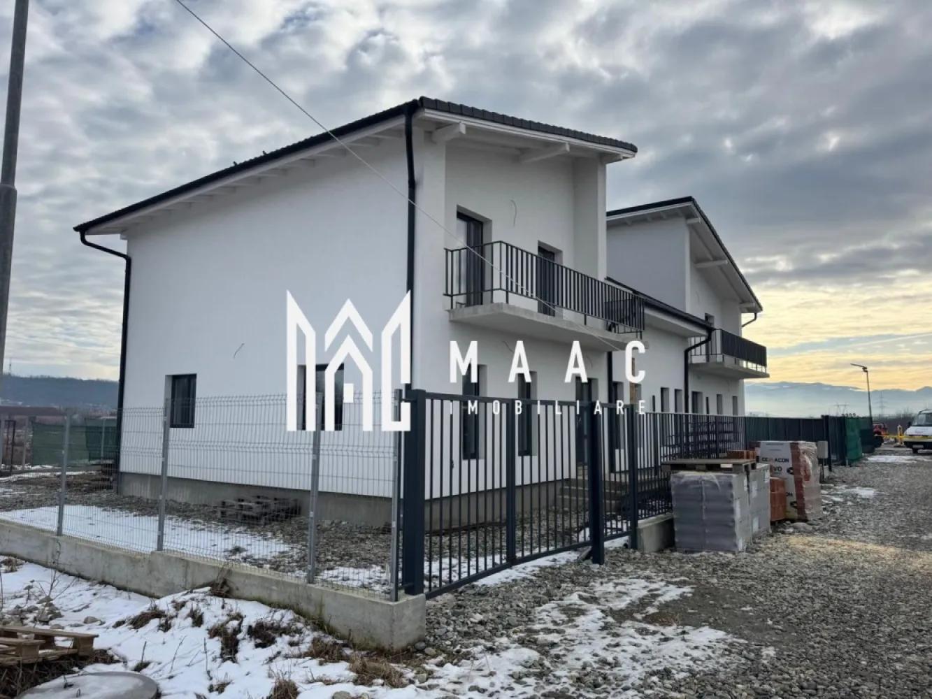 Duplex | 147 MPU | Curte 191 MP | Șelimbăr-Mohu | Central - MAAC Imobiliare vă oferă spre vânzare o casă tip duplex,o proprietate ideală pentru cei care își doresc calitate, liniște, spațiu și acces rapid către Sibiu,lumină pe tot parcursul zilei, având orientarea sud -vestică.
Situată în satul Mohu (Șelimbăr), la doar câteva minute de oraș, fiind legată de celelalte unități într-un ansamblu rezidențial nou în continuă dezvoltare.Se vinde și ca întreg.

Suprafețe:
- Suprafață utilă: 147 mp
- Curte liberă: 191 mp
- 2 Balcoane: 14 mp
- Loc de parcare în curte

Compartimentare:
Parter:
- Living generos
- Dormitor
- Bucătărie cu zonă de luat masa și o cămară
- Hol
- Scară interioară cu spațiu de depozitare dedesupt
-baie

Etaj:
- 2 dormitoare cu acces pe balcon
- Spațiu de depozitare (birou / dressing / multifuncțional)27 mp
- Hol cu pod și acces pe balcon
-Baie

Caracteristici tehnice:
- Izolație exterioară cu vată bazaltică de 10 cm
- Tâmplărie cu 3 foi de sticlă(tripan)
- Construcție modernă, eficientă energetic

Stadiu de predare:
- Exterior: la cheie
- Interior: la alb

Se poate preda și la cheie în funcție de preferințe.Drumul v-a fi pavat,iar accesul se v-a face prin barieră cu cameră video.

Proprietatea este potrivită atât pentru locuință permanentă, cât și pentru investiție.

Se poate vinde și ca întreg

Pentru programarea unei vizionări sau mai multe detalii tehnice, nu ezitați să ne contactați și specificați ID: CP2930027(codul proprietății)