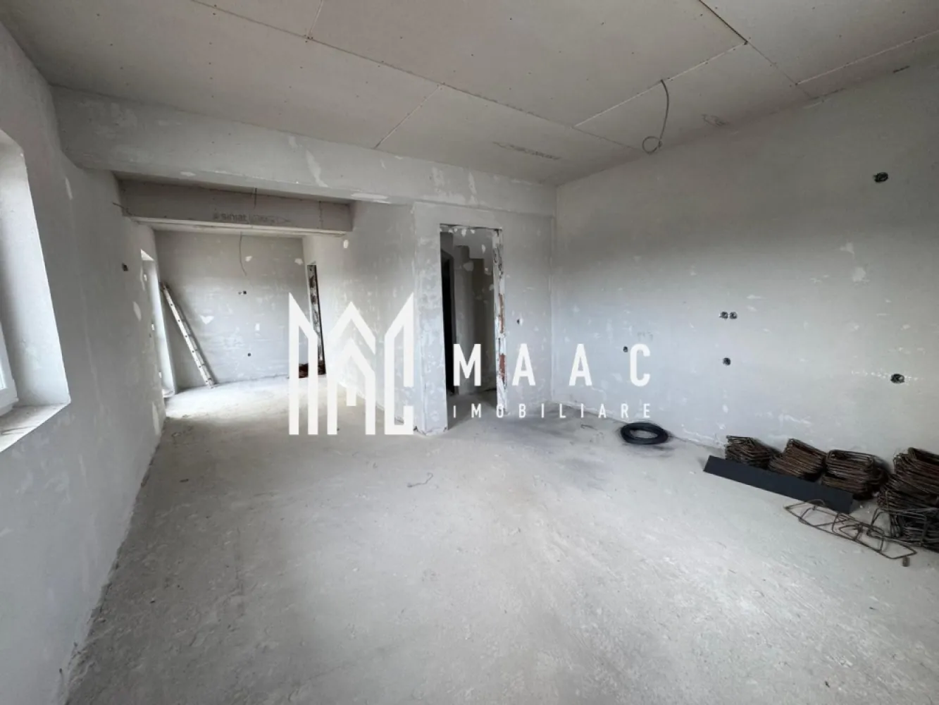 Duplex | 147 MPU | Curte 191 MP | Șelimbăr-Mohu | Central - MAAC Imobiliare vă oferă spre vânzare o casă tip duplex,o proprietate ideală pentru cei care își doresc calitate, liniște, spațiu și acces rapid către Sibiu,lumină pe tot parcursul zilei, având orientarea sud -vestică.
Situată în satul Mohu (Șelimbăr), la doar câteva minute de oraș, fiind legată de celelalte unități într-un ansamblu rezidențial nou în continuă dezvoltare.Se vinde și ca întreg.

Suprafețe:
- Suprafață utilă: 147 mp
- Curte liberă: 191 mp
- 2 Balcoane: 14 mp
- Loc de parcare în curte

Compartimentare:
Parter:
- Living generos
- Dormitor
- Bucătărie cu zonă de luat masa și o cămară
- Hol
- Scară interioară cu spațiu de depozitare dedesupt
-baie

Etaj:
- 2 dormitoare cu acces pe balcon
- Spațiu de depozitare (birou / dressing / multifuncțional)27 mp
- Hol cu pod și acces pe balcon
-Baie

Caracteristici tehnice:
- Izolație exterioară cu vată bazaltică de 10 cm
- Tâmplărie cu 3 foi de sticlă(tripan)
- Construcție modernă, eficientă energetic

Stadiu de predare:
- Exterior: la cheie
- Interior: la alb

Se poate preda și la cheie în funcție de preferințe.Drumul v-a fi pavat,iar accesul se v-a face prin barieră cu cameră video.

Proprietatea este potrivită atât pentru locuință permanentă, cât și pentru investiție.

Se poate vinde și ca întreg

Pentru programarea unei vizionări sau mai multe detalii tehnice, nu ezitați să ne contactați și specificați ID: CP2930027(codul proprietății)