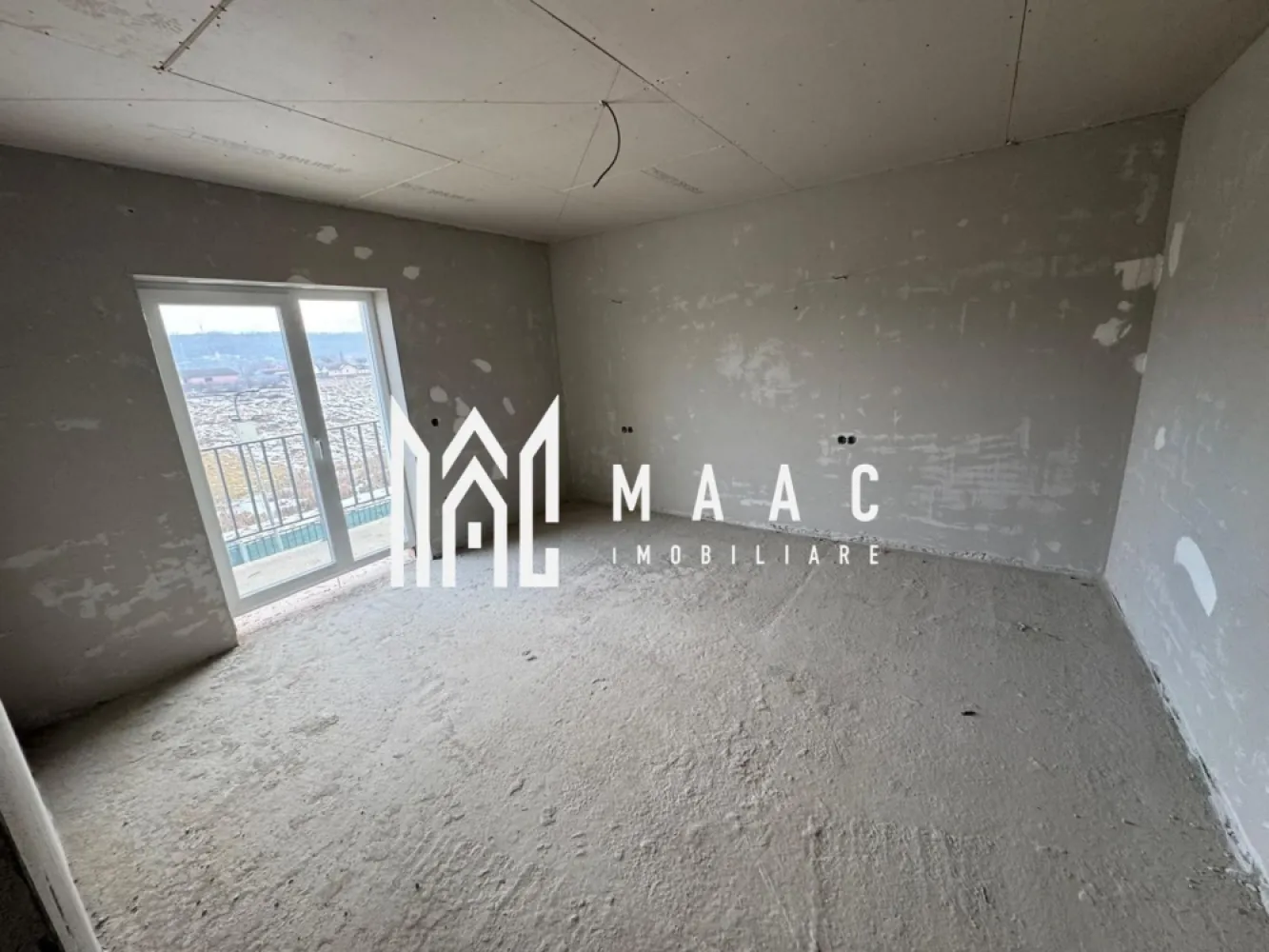 Duplex | 147 MPU | Curte 191 MP | Șelimbăr-Mohu | Central - MAAC Imobiliare vă oferă spre vânzare o casă tip duplex,o proprietate ideală pentru cei care își doresc calitate, liniște, spațiu și acces rapid către Sibiu,lumină pe tot parcursul zilei, având orientarea sud -vestică.
Situată în satul Mohu (Șelimbăr), la doar câteva minute de oraș, fiind legată de celelalte unități într-un ansamblu rezidențial nou în continuă dezvoltare.Se vinde și ca întreg.

Suprafețe:
- Suprafață utilă: 147 mp
- Curte liberă: 191 mp
- 2 Balcoane: 14 mp
- Loc de parcare în curte

Compartimentare:
Parter:
- Living generos
- Dormitor
- Bucătărie cu zonă de luat masa și o cămară
- Hol
- Scară interioară cu spațiu de depozitare dedesupt
-baie

Etaj:
- 2 dormitoare cu acces pe balcon
- Spațiu de depozitare (birou / dressing / multifuncțional)27 mp
- Hol cu pod și acces pe balcon
-Baie

Caracteristici tehnice:
- Izolație exterioară cu vată bazaltică de 10 cm
- Tâmplărie cu 3 foi de sticlă(tripan)
- Construcție modernă, eficientă energetic

Stadiu de predare:
- Exterior: la cheie
- Interior: la alb

Se poate preda și la cheie în funcție de preferințe.Drumul v-a fi pavat,iar accesul se v-a face prin barieră cu cameră video.

Proprietatea este potrivită atât pentru locuință permanentă, cât și pentru investiție.

Se poate vinde și ca întreg

Pentru programarea unei vizionări sau mai multe detalii tehnice, nu ezitați să ne contactați și specificați ID: CP2930027(codul proprietății)