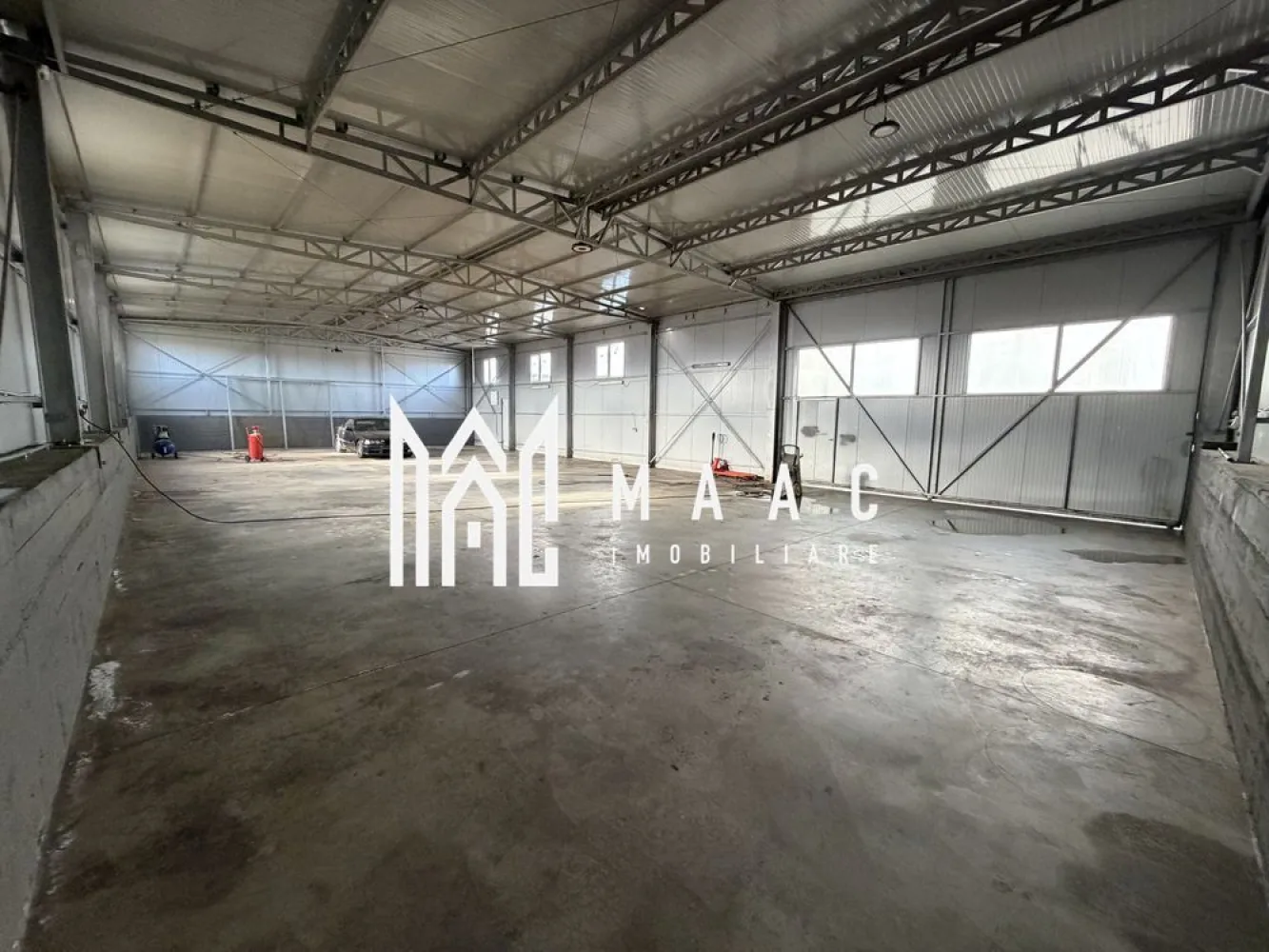 Hala Industrială | 300 MP | Calea Șurii Mici - MAAC Imobiliare vă propune spre închiriere un depozit modern, ideal pentru dezvoltarea afacerii dumneavoastră!

Vă prezentăm un depozit construit în 2022, cu o suprafață de 300 mp, proiectat pentru a răspunde cerințelor logistice și operaționale actuale.

 Înălțime utilă: 4 metri – ideală pentru depozitare eficientă
 Zonă administrativă: 30 mp, cu posibilitate de extindere până la 70 mp
 5 locuri de parcare dedicate
 Stare nouă, cu sistem de supraveghere video pentru un plus de siguranță

La exterior, proprietatea dispune de o platformă betonată de 500 mp, perfectă pentru descărcare TIR, manipulare marfă sau activități logistice intense.

 Localizare excelentă – situat într-o zonă accesibilă, în apropierea autostrăzii, facilitând transportul rapid al mărfurilor. În zonă regăsiți numeroase puncte comerciale, inclusiv Carrefour Market, precum și alte supermarketuri. Transportul public este la îndemână, cu stații de autobuz aflate la doar câțiva pași.

Nu ratați oportunitatea de a închiria un spațiu modern, eficient și bine poziționat pentru afacerea dumneavoastră!

 Pentru mai multe detalii sau pentru a programa o vizionare, vă rugăm să ne contactați și să specificați ID:CP2917772