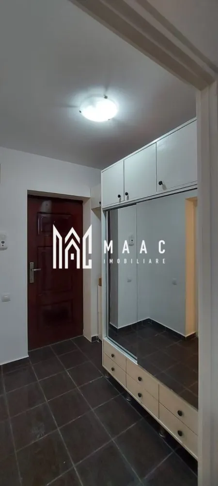 Apartament 1 Camera I Etaj Intermediar I Zona stefan Cel Mare - Se vinde un apartament cu 1 cameră, având o suprafață de 28 mp, situat la etajul 5 din 6, într-un bloc cu lift, în zona Ștefan cel Mare. 
Locuința este complet mobilată și utilată și se predă disponibilă imediat, fiind ideală pentru locuire sau investiție.

Caracteristici principale:
Tip: Apartament 1 cameră
Suprafață: 28 mp
Etaj: 5 / 6
Bloc cu lift
Complet mobilat și utilat
Disponibil imediat
Zonă: Ștefan cel Mare

Detalii interioare:
Cameră spațioasă și luminoasă
Bucătărie utilată complet
Baie în stare foarte bun
Hol cu spații de depozitare
Finisaje întreținute, apartament gata de mutare

Avantaje:
Etaj superior, cu lumină naturală bună
Lift în bloc
Poziționare excelentă, aproape de transport public, magazine, farmacii și alte facilități
Ideal pentru investiție sau locuință personală

Pentru informati si vizionari: ID: CP2854989
