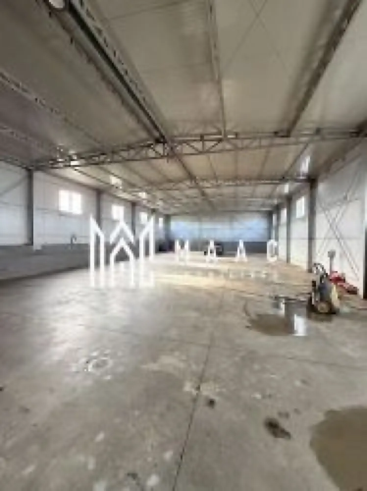 Hala Industrială | 300 MP | Calea Șurii Mici - MAAC Imobiliare vă propune spre închiriere un depozit modern, ideal pentru dezvoltarea afacerii dumneavoastră!

Vă prezentăm un depozit construit în 2022, cu o suprafață de 300 mp, proiectat pentru a răspunde cerințelor logistice și operaționale actuale.

 Înălțime utilă: 4 metri – ideală pentru depozitare eficientă
 Zonă administrativă: 30 mp, cu posibilitate de extindere până la 70 mp
 5 locuri de parcare dedicate
 Stare nouă, cu sistem de supraveghere video pentru un plus de siguranță

La exterior, proprietatea dispune de o platformă betonată de 500 mp, perfectă pentru descărcare TIR, manipulare marfă sau activități logistice intense.

 Localizare excelentă – situat într-o zonă accesibilă, în apropierea autostrăzii, facilitând transportul rapid al mărfurilor. În zonă regăsiți numeroase puncte comerciale, inclusiv Carrefour Market, precum și alte supermarketuri. Transportul public este la îndemână, cu stații de autobuz aflate la doar câțiva pași.

Nu ratați oportunitatea de a închiria un spațiu modern, eficient și bine poziționat pentru afacerea dumneavoastră!

 Pentru mai multe detalii sau pentru a programa o vizionare, vă rugăm să ne contactați și să specificați ID:CP2917772