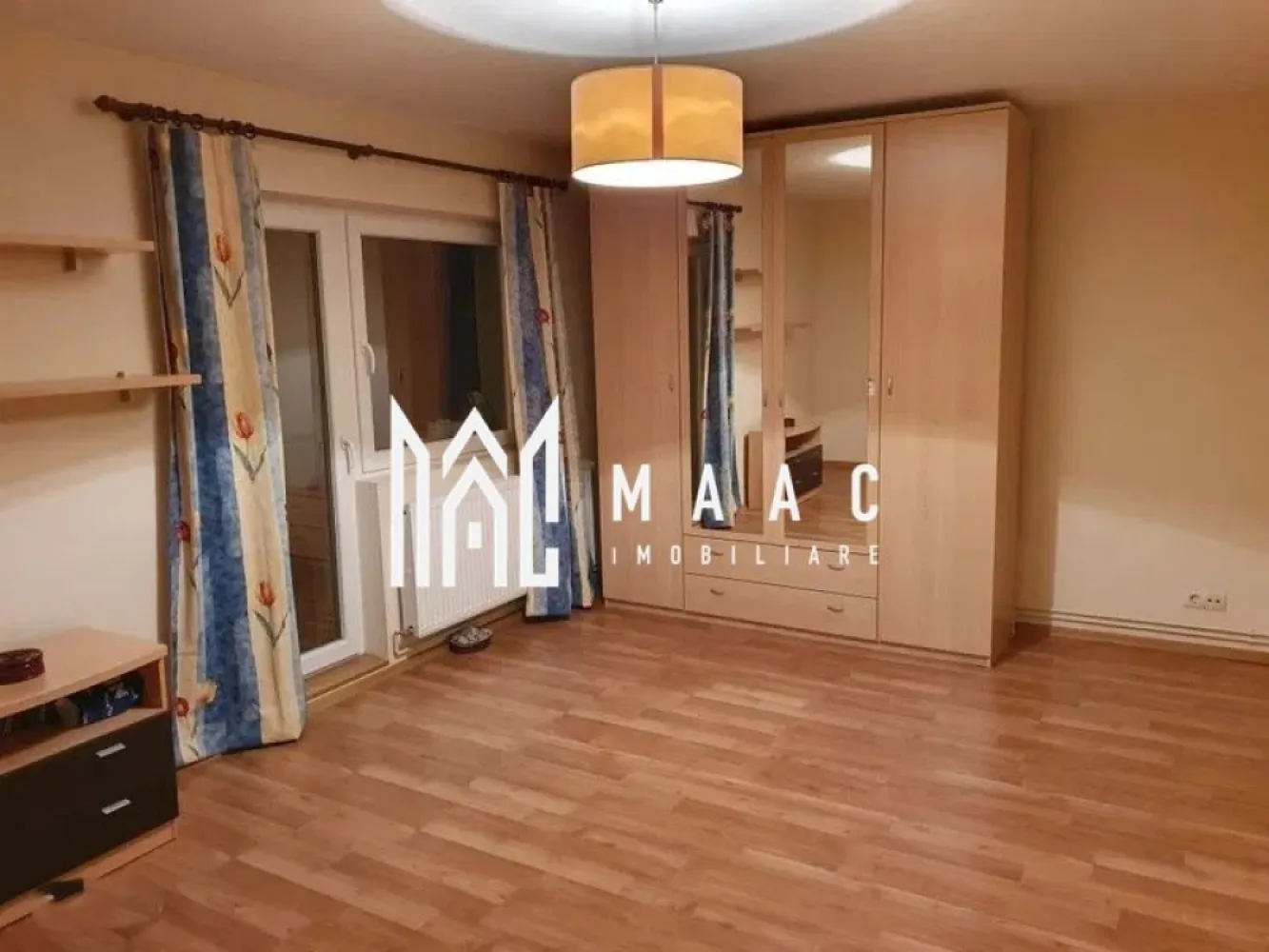Apartament 2 camere | 2 Balcoane | Decomandat | Valea Aurie - MAAC Imobiliare vă prezintă un apartament cu două camere decomandate, situat în zona Valea Aurie. Caracteristici: Apartament cu 2 camere decomandate Suprafață utilă: 54 mp Două balcoane închise Situat la etajul 4 al unui imobil izolat termic Bloc acoperit cu țiglă, fără mansardă Încălzire prin calorifere, cu centrală termică proprie Compartimentare: Hol de intrare Bucătărie separată, spațioasă Living cu acces pe balcon Dormitor Baie dotată cu cadă și geam pentru aerisire Hol despartitor ce asigură o bună delimitare a spațiilor Dotări și finisaje: Ferestre cu geam termopan și tâmplărie PVC Ușă metalică la intrare Parchet, gresie și faianță Calorifere în toate încăperile Centrala termică proprie Avantaje: Zonă liniștită și verde Acces rapid către școli, magazine Lidl și Profi, mijloace de transport și alte facilități Pentru mai multe detalii precizati telefonic ca ati vazut anuntul cu ID: CP2854930