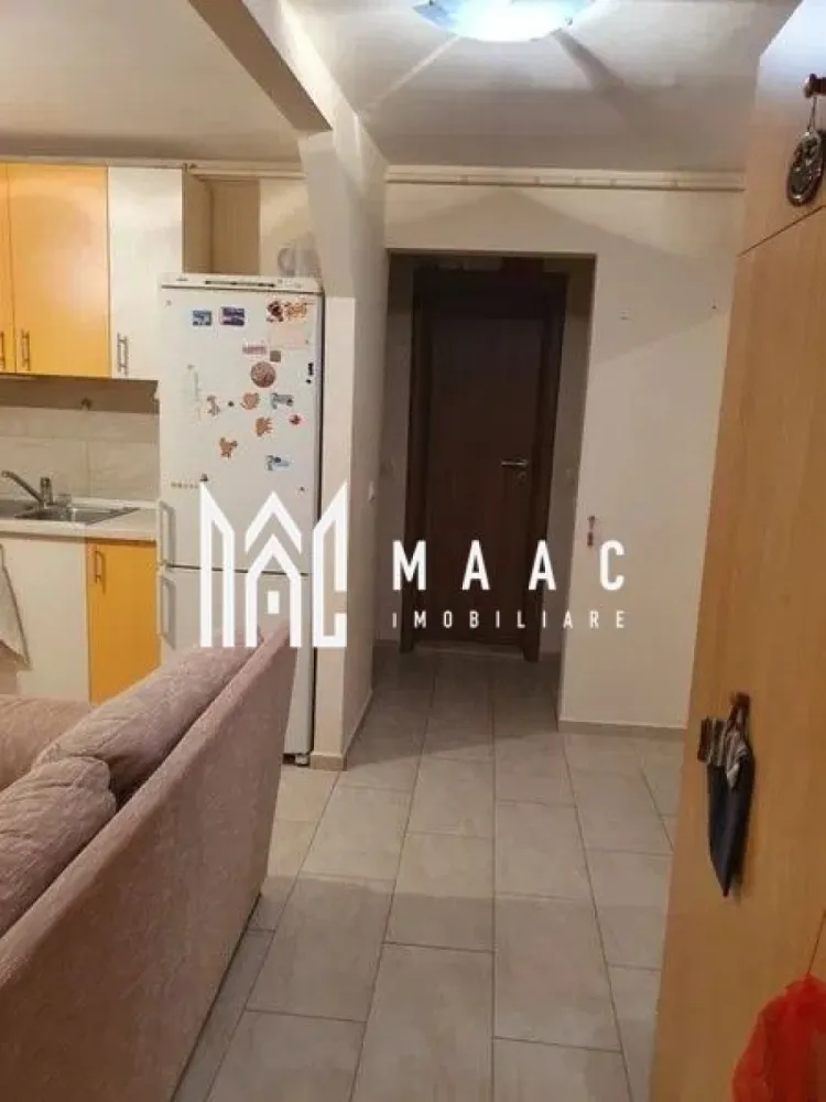 Apartament 2 camere | 2 Balcoane | Decomandat | Valea Aurie - MAAC Imobiliare vă prezintă un apartament cu două camere decomandate, situat în zona Valea Aurie. Caracteristici: Apartament cu 2 camere decomandate Suprafață utilă: 54 mp Două balcoane închise Situat la etajul 4 al unui imobil izolat termic Bloc acoperit cu țiglă, fără mansardă Încălzire prin calorifere, cu centrală termică proprie Compartimentare: Hol de intrare Bucătărie separată, spațioasă Living cu acces pe balcon Dormitor Baie dotată cu cadă și geam pentru aerisire Hol despartitor ce asigură o bună delimitare a spațiilor Dotări și finisaje: Ferestre cu geam termopan și tâmplărie PVC Ușă metalică la intrare Parchet, gresie și faianță Calorifere în toate încăperile Centrala termică proprie Avantaje: Zonă liniștită și verde Acces rapid către școli, magazine Lidl și Profi, mijloace de transport și alte facilități Pentru mai multe detalii precizati telefonic ca ati vazut anuntul cu ID: CP2854930