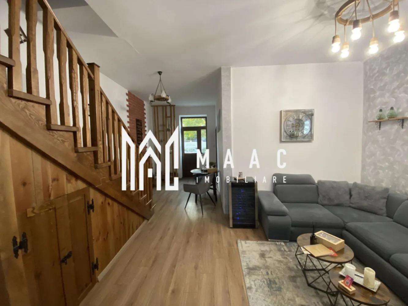 Apartament la casa | P+M | 110MP | Pivnita | Calea Dumbravii - MAAC Imobiliare va prezinta un apartament la casa Parter+Mansardă in zona Calea Dumbravii.

Caracteristici principale:
Situat într-o zonă pitorească, în zona Calea Dumbrăvii.
Suprafața utilă de 110 mp, ideală pentru confort.
4 camere, 3 dormitoare, oferind opțiuni multiple pentru organizarea locuinței.
2 băi, asigurând confort și comoditate pentru întreaga familie.

Configurația apartamentului:
Parterul include livingul open space cu bucătăria integrată.
Baie la parter pentru confortul și accesibilitatea locuitorilor.
La etaj se găsesc 2 camere suplimentare și o baie.

Amenajări și dotări suplimentare:
Terasă de 20 mp, perfectă pentru momente de relaxare în aer liber.
Pivniță uscată de 50 mp, ideală pentru depozitare și organizare suplimentară.
Loc de parcare în fața imobilului, asigurând comoditate și accesibilitate.
Centrală termică proprie și calorifere pentru încălzire eficientă în sezonul rece.

Funcționare în regim hotelier:
În prezent, apartamentul operează în regim hotelier, oferind oportunitatea de investiție pentru venituri suplimentare.

Pentru mai multe detalii precizati telefonic ca ati vazut anuntul cu ID:CP2021218.