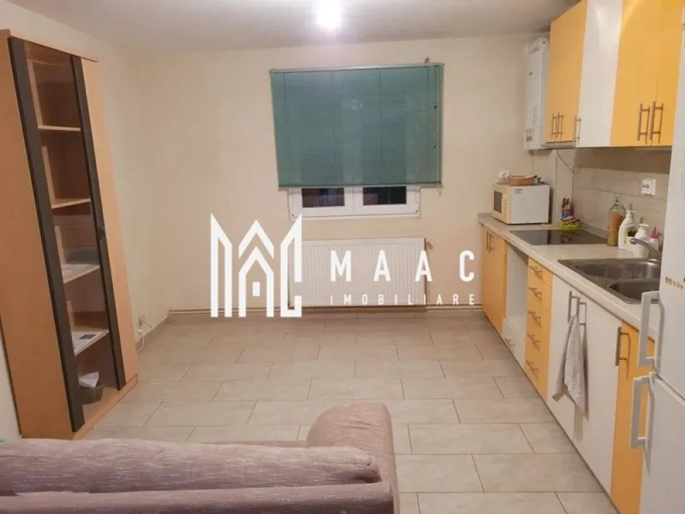 Apartament 2 camere | 2 Balcoane | Decomandat | Valea Aurie - MAAC Imobiliare vă prezintă un apartament cu două camere decomandate, situat în zona Valea Aurie. Caracteristici: Apartament cu 2 camere decomandate Suprafață utilă: 54 mp Două balcoane închise Situat la etajul 4 al unui imobil izolat termic Bloc acoperit cu țiglă, fără mansardă Încălzire prin calorifere, cu centrală termică proprie Compartimentare: Hol de intrare Bucătărie separată, spațioasă Living cu acces pe balcon Dormitor Baie dotată cu cadă și geam pentru aerisire Hol despartitor ce asigură o bună delimitare a spațiilor Dotări și finisaje: Ferestre cu geam termopan și tâmplărie PVC Ușă metalică la intrare Parchet, gresie și faianță Calorifere în toate încăperile Centrala termică proprie Avantaje: Zonă liniștită și verde Acces rapid către școli, magazine Lidl și Profi, mijloace de transport și alte facilități Pentru mai multe detalii precizati telefonic ca ati vazut anuntul cu ID: CP2854930