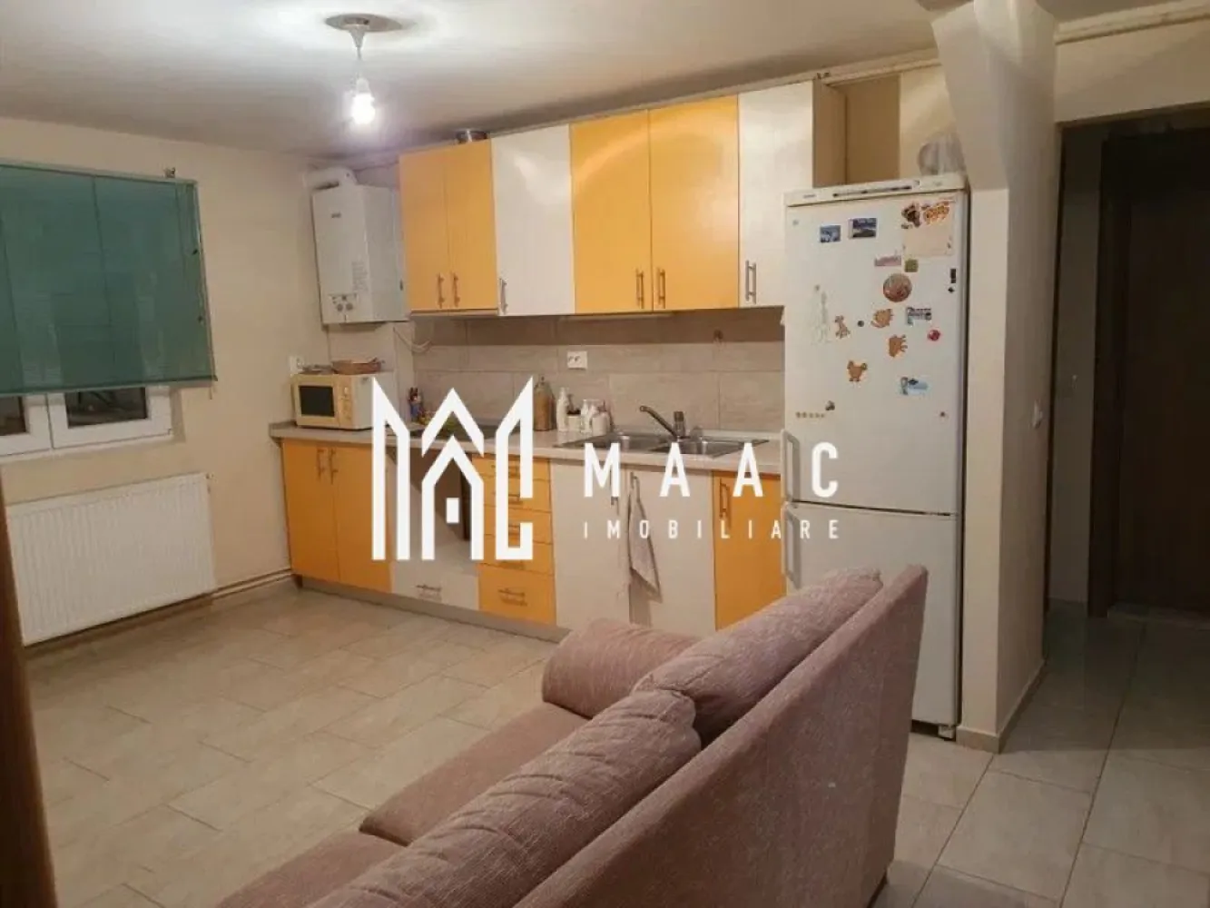 Apartament 2 camere | 2 Balcoane | Decomandat | Valea Aurie - MAAC Imobiliare vă prezintă un apartament cu două camere decomandate, situat în zona Valea Aurie. Caracteristici: Apartament cu 2 camere decomandate Suprafață utilă: 54 mp Două balcoane închise Situat la etajul 4 al unui imobil izolat termic Bloc acoperit cu țiglă, fără mansardă Încălzire prin calorifere, cu centrală termică proprie Compartimentare: Hol de intrare Bucătărie separată, spațioasă Living cu acces pe balcon Dormitor Baie dotată cu cadă și geam pentru aerisire Hol despartitor ce asigură o bună delimitare a spațiilor Dotări și finisaje: Ferestre cu geam termopan și tâmplărie PVC Ușă metalică la intrare Parchet, gresie și faianță Calorifere în toate încăperile Centrala termică proprie Avantaje: Zonă liniștită și verde Acces rapid către școli, magazine Lidl și Profi, mijloace de transport și alte facilități Pentru mai multe detalii precizati telefonic ca ati vazut anuntul cu ID: CP2854930
