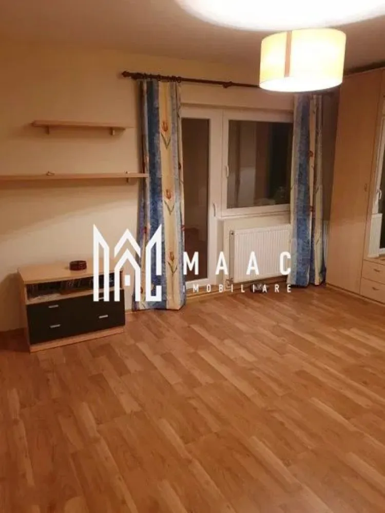 Apartament 2 camere | 2 Balcoane | Decomandat | Valea Aurie - MAAC Imobiliare vă prezintă un apartament cu două camere decomandate, situat în zona Valea Aurie. Caracteristici: Apartament cu 2 camere decomandate Suprafață utilă: 54 mp Două balcoane închise Situat la etajul 4 al unui imobil izolat termic Bloc acoperit cu țiglă, fără mansardă Încălzire prin calorifere, cu centrală termică proprie Compartimentare: Hol de intrare Bucătărie separată, spațioasă Living cu acces pe balcon Dormitor Baie dotată cu cadă și geam pentru aerisire Hol despartitor ce asigură o bună delimitare a spațiilor Dotări și finisaje: Ferestre cu geam termopan și tâmplărie PVC Ușă metalică la intrare Parchet, gresie și faianță Calorifere în toate încăperile Centrala termică proprie Avantaje: Zonă liniștită și verde Acces rapid către școli, magazine Lidl și Profi, mijloace de transport și alte facilități Pentru mai multe detalii precizati telefonic ca ati vazut anuntul cu ID: CP2854930