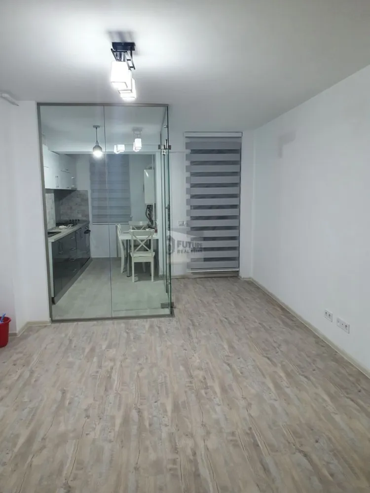 Apartament 2 camere | Imobil nou | 3 minute metrou | Zonă Nerva traian - Proprietar ofer spre închiriere un apartament de 2 camere, decomandat, situat într-un imobil modern, finalizat în 2021, în cadrul complexului rezidențial Roka Residence, într-una dintre cele mai căutate zone ale orașului – Nerva Traian. 🚇 Localizare EXCELENTĂ ✔️ Doar 3 minute de mers pe jos până la Metrou Timpuri Noi ✔️ Acces rapid către Centru, Unirii, Tineretului și Politehnică ✨ Ce face acest apartament special: Compartimentare decomandată, ideală pentru confort și intimitate Se închiriază nemobilat, cu bucătăria și baia complet utilate Flexibilitate totală: la cerere, apartamentul poate fi mobilat complet Finisaje moderne, spații luminoase, atmosferă aerisită Imobil nou, bine administrat, cu vecini civilizați 🚗 Bonus: ➡️ Posibilitate loc de parcare 🔑 Un apartament potrivit pentru cei care vor poziție premium, bloc nou și libertatea de a-și personaliza spațiul exact așa cum își doresc. 📞 Sună acum pentru detalii și vizionare – proprietățile bune se închiriază rapid! #apartament2camere #inchiriereBucuresti #NervaTraian #TimpuriNoi #blocnou #imobil2021 #metrouaproape #decomandat #apartamentmodern #locuintapremium #inchiriereproprietar #faraagentii #RokaResidence #zonacentrala #chirieBucuresti #apartamentspatios #inchiriereurgenta #disponibilimediat #realestatebucharest #investitieinchiriere