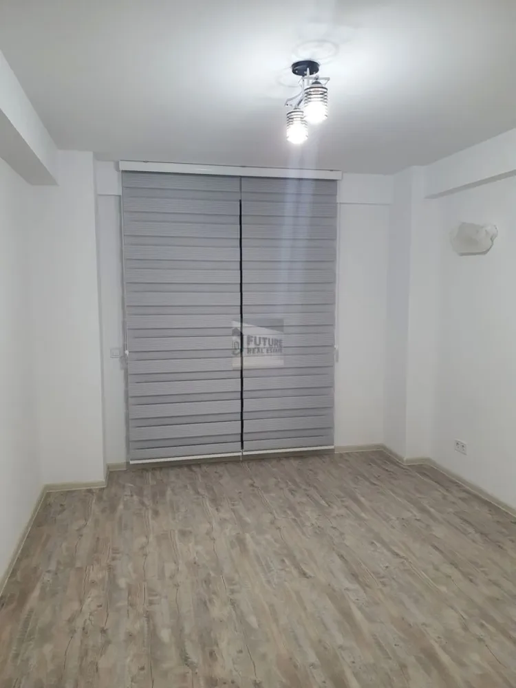 Apartament 2 camere | Imobil nou | 3 minute metrou | Zonă Nerva traian - Proprietar ofer spre închiriere un apartament de 2 camere, decomandat, situat într-un imobil modern, finalizat în 2021, în cadrul complexului rezidențial Roka Residence, într-una dintre cele mai căutate zone ale orașului – Nerva Traian. 🚇 Localizare EXCELENTĂ ✔️ Doar 3 minute de mers pe jos până la Metrou Timpuri Noi ✔️ Acces rapid către Centru, Unirii, Tineretului și Politehnică ✨ Ce face acest apartament special: Compartimentare decomandată, ideală pentru confort și intimitate Se închiriază nemobilat, cu bucătăria și baia complet utilate Flexibilitate totală: la cerere, apartamentul poate fi mobilat complet Finisaje moderne, spații luminoase, atmosferă aerisită Imobil nou, bine administrat, cu vecini civilizați 🚗 Bonus: ➡️ Posibilitate loc de parcare 🔑 Un apartament potrivit pentru cei care vor poziție premium, bloc nou și libertatea de a-și personaliza spațiul exact așa cum își doresc. 📞 Sună acum pentru detalii și vizionare – proprietățile bune se închiriază rapid! #apartament2camere #inchiriereBucuresti #NervaTraian #TimpuriNoi #blocnou #imobil2021 #metrouaproape #decomandat #apartamentmodern #locuintapremium #inchiriereproprietar #faraagentii #RokaResidence #zonacentrala #chirieBucuresti #apartamentspatios #inchiriereurgenta #disponibilimediat #realestatebucharest #investitieinchiriere