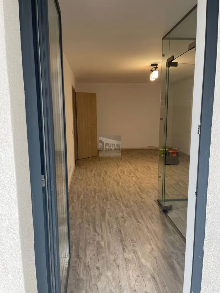 Apartament 2 camere | Imobil nou | 3 minute metrou | Zonă Nerva traian - Proprietar ofer spre închiriere un apartament de 2 camere, decomandat, situat într-un imobil modern, finalizat în 2021, în cadrul complexului rezidențial Roka Residence, într-una dintre cele mai căutate zone ale orașului – Nerva Traian. 🚇 Localizare EXCELENTĂ ✔️ Doar 3 minute de mers pe jos până la Metrou Timpuri Noi ✔️ Acces rapid către Centru, Unirii, Tineretului și Politehnică ✨ Ce face acest apartament special: Compartimentare decomandată, ideală pentru confort și intimitate Se închiriază nemobilat, cu bucătăria și baia complet utilate Flexibilitate totală: la cerere, apartamentul poate fi mobilat complet Finisaje moderne, spații luminoase, atmosferă aerisită Imobil nou, bine administrat, cu vecini civilizați 🚗 Bonus: ➡️ Posibilitate loc de parcare 🔑 Un apartament potrivit pentru cei care vor poziție premium, bloc nou și libertatea de a-și personaliza spațiul exact așa cum își doresc. 📞 Sună acum pentru detalii și vizionare – proprietățile bune se închiriază rapid! #apartament2camere #inchiriereBucuresti #NervaTraian #TimpuriNoi #blocnou #imobil2021 #metrouaproape #decomandat #apartamentmodern #locuintapremium #inchiriereproprietar #faraagentii #RokaResidence #zonacentrala #chirieBucuresti #apartamentspatios #inchiriereurgenta #disponibilimediat #realestatebucharest #investitieinchiriere