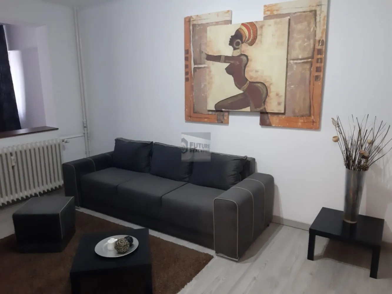 Apartament 2 Camere Decomandat | Bd. Iuliu Maniu | Metrou la 200m - Vă propunem spre închiriere un apartament de 2 camere, complet decomandat, situat strategic pe Bulevardul Iuliu Maniu. Locuința este ideală pentru cei care pun preț pe confort, accesibilitate și timp câștigat în trafic. ✨ Detalii Interior: Mobilier & Dotări: Mobilat și utilat modern, cu un design funcțional și primitor. Compartimentare: Hol generos, bucătărie separată, living luminos și dormitor liniștit. Echipare: Dispune de toate electrocasnicele necesare pentru un stil de viață modern.(Fără centrala) 📍 Localizare și Facilități: Transport: Stație STB chiar în fața scării și stație de Metrou la doar 200 m (aprox. 3 minute de mers pe jos). Cumpărături: Mega Image Non-Stop în imediata proximitate, supermarketuri și piață la câteva minute distanță. Zona: Acces facil către puncte de interes, centre comerciale și parcuri. ✅ Profil Chiriaș: Căutăm persoane serioase, responsabile, care să aprecieze calitatea și curățenia spațiului de locuit. Se dorește închiriere pe termen lung. Nu este pet friendly. Preț: 450Euro/lună + Garanție Disponibilitate: Imediată Dorești să programăm o vizionare pentru a vedea dacă acest apartament este noua ta casă?