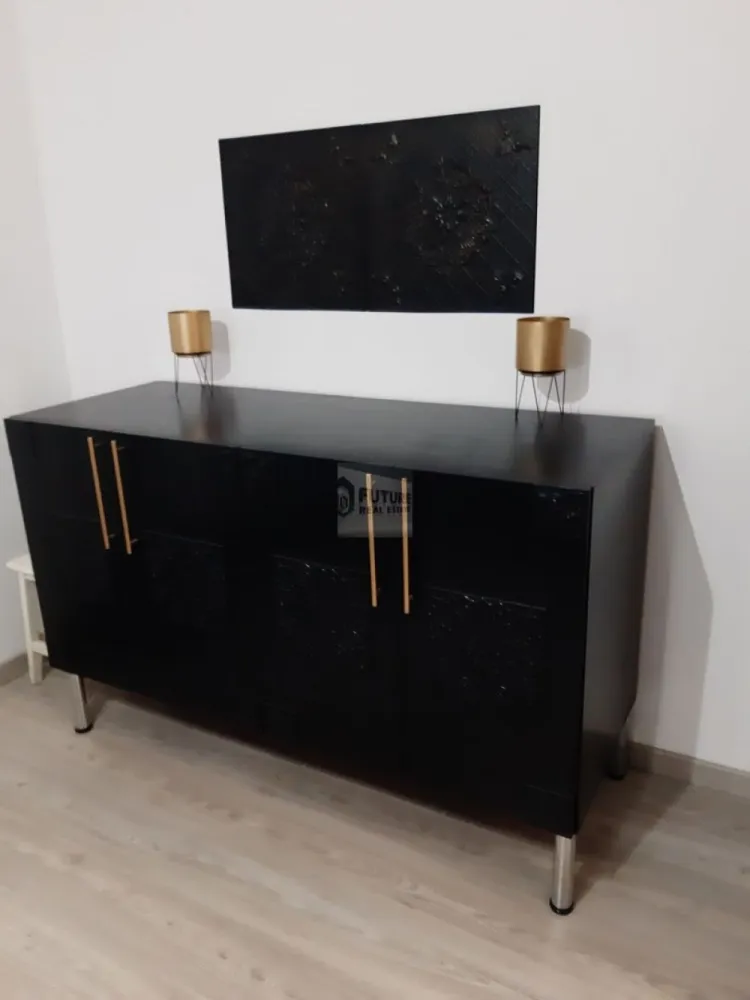 Apartament 2 Camere Decomandat | Bd. Iuliu Maniu | Metrou la 200m - Vă propunem spre închiriere un apartament de 2 camere, complet decomandat, situat strategic pe Bulevardul Iuliu Maniu. Locuința este ideală pentru cei care pun preț pe confort, accesibilitate și timp câștigat în trafic. ✨ Detalii Interior: Mobilier & Dotări: Mobilat și utilat modern, cu un design funcțional și primitor. Compartimentare: Hol generos, bucătărie separată, living luminos și dormitor liniștit. Echipare: Dispune de toate electrocasnicele necesare pentru un stil de viață modern.(Fără centrala) 📍 Localizare și Facilități: Transport: Stație STB chiar în fața scării și stație de Metrou la doar 200 m (aprox. 3 minute de mers pe jos). Cumpărături: Mega Image Non-Stop în imediata proximitate, supermarketuri și piață la câteva minute distanță. Zona: Acces facil către puncte de interes, centre comerciale și parcuri. ✅ Profil Chiriaș: Căutăm persoane serioase, responsabile, care să aprecieze calitatea și curățenia spațiului de locuit. Se dorește închiriere pe termen lung. Nu este pet friendly. Preț: 450Euro/lună + Garanție Disponibilitate: Imediată Dorești să programăm o vizionare pentru a vedea dacă acest apartament este noua ta casă?