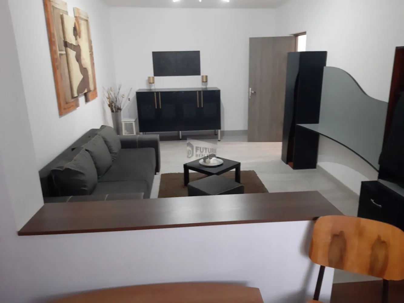Apartament 2 Camere Decomandat | Bd. Iuliu Maniu | Metrou la 200m - Vă propunem spre închiriere un apartament de 2 camere, complet decomandat, situat strategic pe Bulevardul Iuliu Maniu. Locuința este ideală pentru cei care pun preț pe confort, accesibilitate și timp câștigat în trafic. ✨ Detalii Interior: Mobilier & Dotări: Mobilat și utilat modern, cu un design funcțional și primitor. Compartimentare: Hol generos, bucătărie separată, living luminos și dormitor liniștit. Echipare: Dispune de toate electrocasnicele necesare pentru un stil de viață modern.(Fără centrala) 📍 Localizare și Facilități: Transport: Stație STB chiar în fața scării și stație de Metrou la doar 200 m (aprox. 3 minute de mers pe jos). Cumpărături: Mega Image Non-Stop în imediata proximitate, supermarketuri și piață la câteva minute distanță. Zona: Acces facil către puncte de interes, centre comerciale și parcuri. ✅ Profil Chiriaș: Căutăm persoane serioase, responsabile, care să aprecieze calitatea și curățenia spațiului de locuit. Se dorește închiriere pe termen lung. Nu este pet friendly. Preț: 450Euro/lună + Garanție Disponibilitate: Imediată Dorești să programăm o vizionare pentru a vedea dacă acest apartament este noua ta casă?