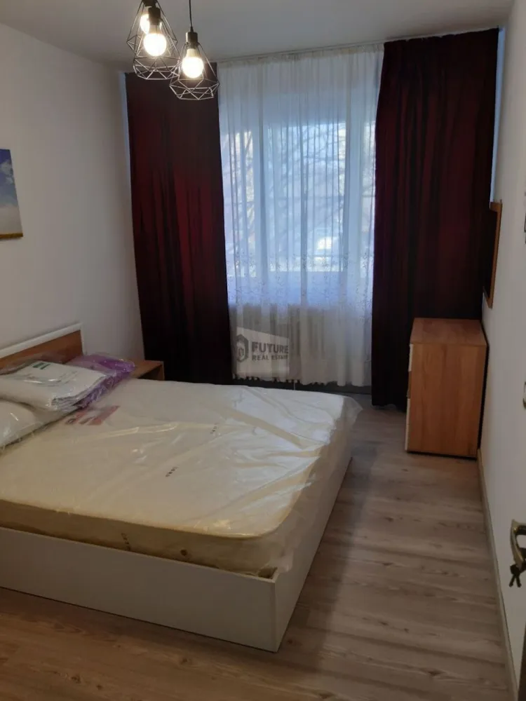 Apartament 2 Camere Decomandat | Bd. Iuliu Maniu | Metrou la 200m - Vă propunem spre închiriere un apartament de 2 camere, complet decomandat, situat strategic pe Bulevardul Iuliu Maniu. Locuința este ideală pentru cei care pun preț pe confort, accesibilitate și timp câștigat în trafic. ✨ Detalii Interior: Mobilier & Dotări: Mobilat și utilat modern, cu un design funcțional și primitor. Compartimentare: Hol generos, bucătărie separată, living luminos și dormitor liniștit. Echipare: Dispune de toate electrocasnicele necesare pentru un stil de viață modern.(Fără centrala) 📍 Localizare și Facilități: Transport: Stație STB chiar în fața scării și stație de Metrou la doar 200 m (aprox. 3 minute de mers pe jos). Cumpărături: Mega Image Non-Stop în imediata proximitate, supermarketuri și piață la câteva minute distanță. Zona: Acces facil către puncte de interes, centre comerciale și parcuri. ✅ Profil Chiriaș: Căutăm persoane serioase, responsabile, care să aprecieze calitatea și curățenia spațiului de locuit. Se dorește închiriere pe termen lung. Nu este pet friendly. Preț: 450Euro/lună + Garanție Disponibilitate: Imediată Dorești să programăm o vizionare pentru a vedea dacă acest apartament este noua ta casă?