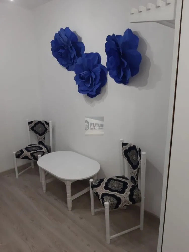 Apartament 2 Camere Decomandat | Bd. Iuliu Maniu | Metrou la 200m - Vă propunem spre închiriere un apartament de 2 camere, complet decomandat, situat strategic pe Bulevardul Iuliu Maniu. Locuința este ideală pentru cei care pun preț pe confort, accesibilitate și timp câștigat în trafic. ✨ Detalii Interior: Mobilier & Dotări: Mobilat și utilat modern, cu un design funcțional și primitor. Compartimentare: Hol generos, bucătărie separată, living luminos și dormitor liniștit. Echipare: Dispune de toate electrocasnicele necesare pentru un stil de viață modern.(Fără centrala) 📍 Localizare și Facilități: Transport: Stație STB chiar în fața scării și stație de Metrou la doar 200 m (aprox. 3 minute de mers pe jos). Cumpărături: Mega Image Non-Stop în imediata proximitate, supermarketuri și piață la câteva minute distanță. Zona: Acces facil către puncte de interes, centre comerciale și parcuri. ✅ Profil Chiriaș: Căutăm persoane serioase, responsabile, care să aprecieze calitatea și curățenia spațiului de locuit. Se dorește închiriere pe termen lung. Nu este pet friendly. Preț: 450Euro/lună + Garanție Disponibilitate: Imediată Dorești să programăm o vizionare pentru a vedea dacă acest apartament este noua ta casă?