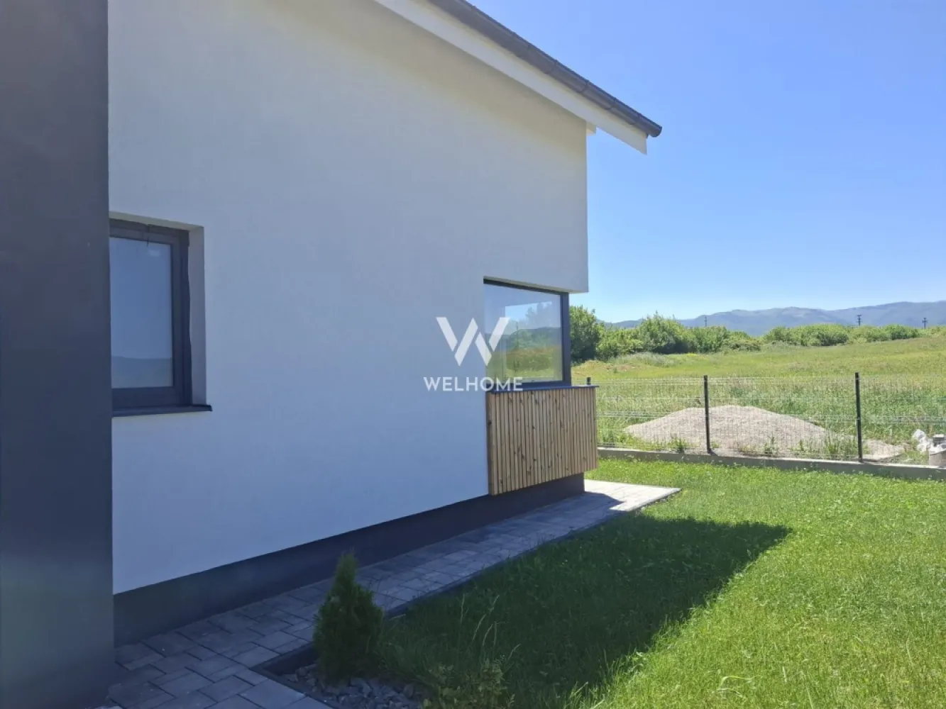Casa Individuala NOUA in Cristian, curte frumoasa - Sibiu - Va propunem spre vanzare o casa individuala construita pe un teren de 500 mp cu o suprafata utila de 149 mp compartimentata astfel:
La parter ne intampina un hol generos, baie, o camera care poate fi folosita ca si birou sau dormitor, bucataria cu posibilitatea de a se inchide sau a se pastra deschisa pentru a creea mai mult spatiu, camara si camera tehnica. 
Din livingul spatios si luminos se poate iesi in curtea libera de aprozimativ 390 mp 
La etaj avem cele 3 dormitoare dintre care unul cu baie proprie si o baie mare .
Interiorul se preda la ALB , sape turnate , instalatia pentru incalzirea in pardoseala parter si etaj 
Pod izolat cu lana de lemn-foarte eficienta termic.
Exteriorul la cheie, cu izolatie din polistiren de 10 CM, acoperisul cu tigla bramac, gard, poarta, pavaj auto si pietonat, gazon.

Pozitionarea este intr-o zona linistita cu multa verdeata.
Pretul pentru stadiul de ALB interior si Cheie exterior este de 250000 EURO
Termen de predare - imediat.

Detalii : 0753277310