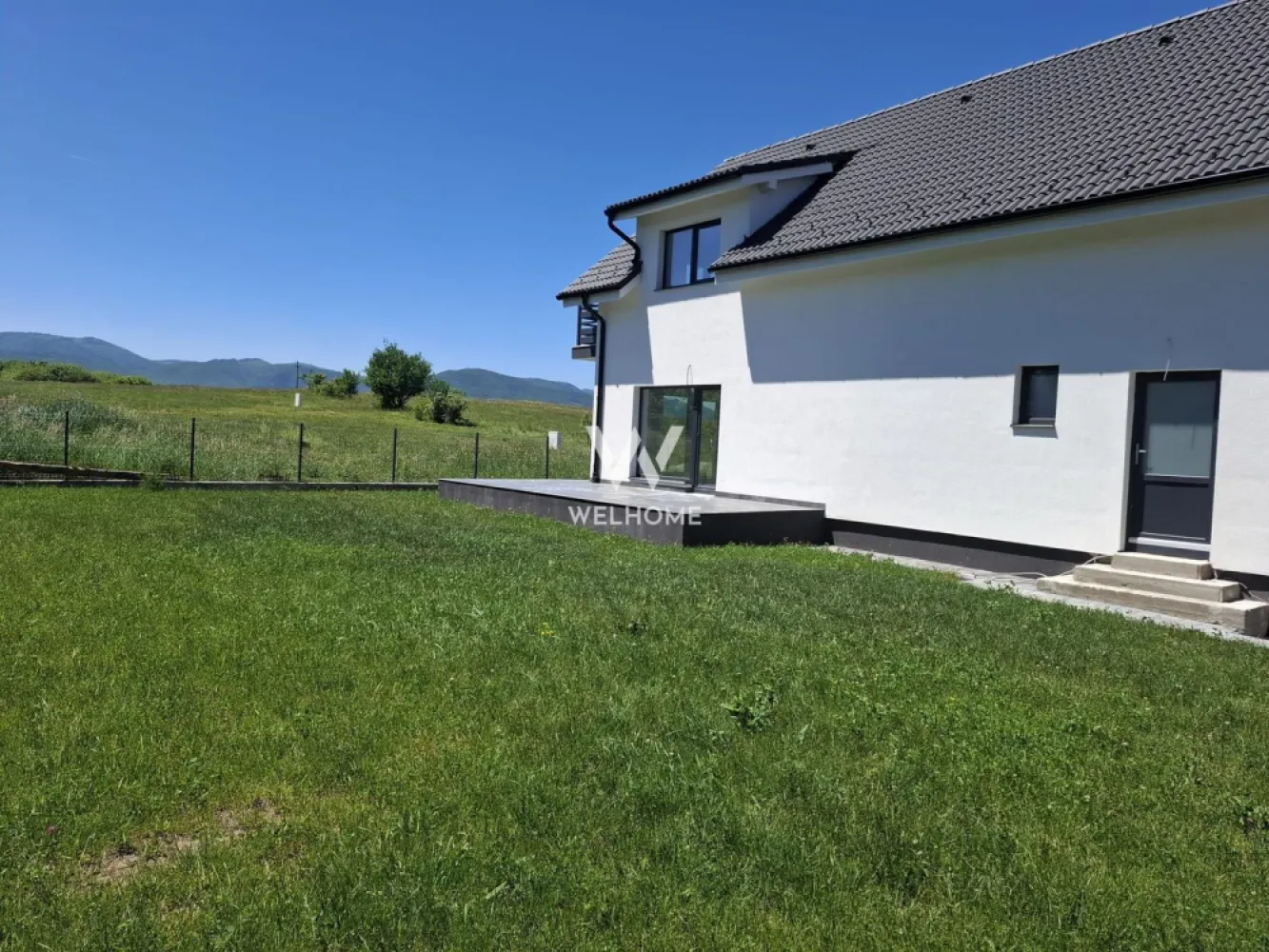 Casa Individuala NOUA in Cristian, curte frumoasa - Sibiu - Va propunem spre vanzare o casa individuala construita pe un teren de 500 mp cu o suprafata utila de 149 mp compartimentata astfel:
La parter ne intampina un hol generos, baie, o camera care poate fi folosita ca si birou sau dormitor, bucataria cu posibilitatea de a se inchide sau a se pastra deschisa pentru a creea mai mult spatiu, camara si camera tehnica. 
Din livingul spatios si luminos se poate iesi in curtea libera de aprozimativ 390 mp 
La etaj avem cele 3 dormitoare dintre care unul cu baie proprie si o baie mare .
Interiorul se preda la ALB , sape turnate , instalatia pentru incalzirea in pardoseala parter si etaj 
Pod izolat cu lana de lemn-foarte eficienta termic.
Exteriorul la cheie, cu izolatie din polistiren de 10 CM, acoperisul cu tigla bramac, gard, poarta, pavaj auto si pietonat, gazon.

Pozitionarea este intr-o zona linistita cu multa verdeata.
Pretul pentru stadiul de ALB interior si Cheie exterior este de 250000 EURO
Termen de predare - imediat.

Detalii : 0753277310