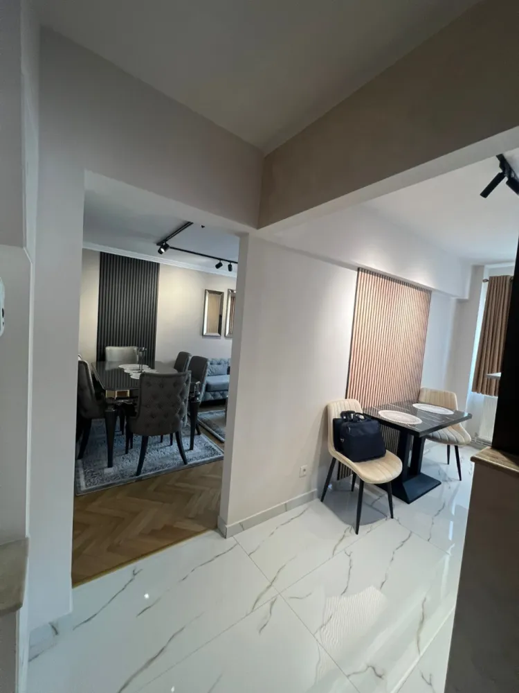 Apartament cu Vedere spre parcul Sub arini – Complet mobilat si utilat – Sibiu - Locație premium, confort autentic și priveliște superbă – toate într-un singur apartament situat la etajul 2, într-o zonă exclusivistă a Sibiului, chiar lângă Parcul Sub Arini.Suprafață utilă: 56,6 mpEtaj: 2Camere: 2 (living + dormitor)Băi: 1Balcoane: 2Orientare: Față spre parcDotări și finisaje premium:Bucătărie nouă, complet mobilată și utilatăLiving și dormitor mobilate cu mobilier de foarte bună calitateBaie complet utilată, cu gresie și faianță de calitate superioarăParchet din lemn masiv în camerăGeamuri termopan, ușă metalică la intrareCentrală termică proprie cu calorifereApartamentul este gata de mutat, fără nicio investiție suplimentară.Avantaje cheie:Vedere spectaculoasă spre parcIdeal pentru locuit sau ca investițieFinisaje și mobilier de topEtajul 2 – accesibil și confortabilLuminozitate naturală excelentă datorită orientării