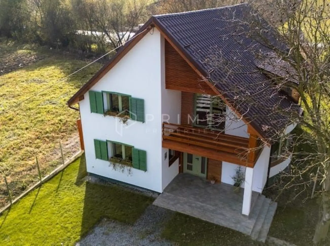 Proprietate exclusivistă în Corunca: 200 mp utili, teren generos - Vă propunem spre vânzare o reședință generoasă, concepută pentru a oferi confortul și intimitatea de care are nevoie o familie. Situată într-o zonă liniștită din Corunca, la doar 5 km distanță de centrul municipiului Târgu Mureș și 650 m de centrul comunei, această proprietate reprezintă echilibrul ideal între viața urbană și relaxarea într-un cadru natural.

Detalii principale:

Suprafață utilă: 200 mp.

Suprafață teren: 1050 mp – o curte vastă, ce oferă libertate deplină.

Dotări incluse: Bucătăria mobilată este inclusă în preț.

Compartimentare inteligentă:

Parter – Spațiu de zi primitor:

Living generos, ideal pentru momentele în familie.

Zonă de dining separată și bucătărie complet funcțională.

Dormitor versatil (poate fi utilizat ca birou sau cameră pentru oaspeți).

Baie modernă cu încălzire în pardoseală, grup sanitar de serviciu, spațiu dedicat pentru mașina de spălat și cameră tehnică separată.

Terasă exterioară, perfectă pentru cafeaua de dimineață.

Etaj – Zona de odihnă și lucru:

2 dormitoare spațioase și luminoase.

Cameră separată ideală pentru birou (work-from-home).

Baie cu încălzire în pardoseală și centrală termică proprie.

2 balcoane care oferă o priveliște relaxantă asupra grădinii.

Curte și grădină – Natură la ușa ta:
Proprietatea dispune de o grădină matură și bine întreținută, cu 4 nuci care oferă umbră naturală, pini ornamentali, o varietate de pomi fructiferi și mult spațiu verde. Este locul perfect pentru relaxare, joacă sau activități în aer liber, într-o zonă ferită de zgomotul orașului.

Dacă sunteți în căutarea unei case solide, bine compartimentate și cu un teren generos, această proprietate este pregătită să devină noul dumneavoastră „acasă”.

Promisiunea Prime Properties:
Vă oferim siguranță, transparență și servicii impecabile pe tot parcursul drumului către casa ideală. Dacă această proprietate nu corespunde nevoilor dumneavoastră, lăsați-ne să găsim alternativa potrivită stilului dumneavoastră de viață.

Pentru informații suplimentare și programarea unei vizionări, vă rugăm să ne contactați.