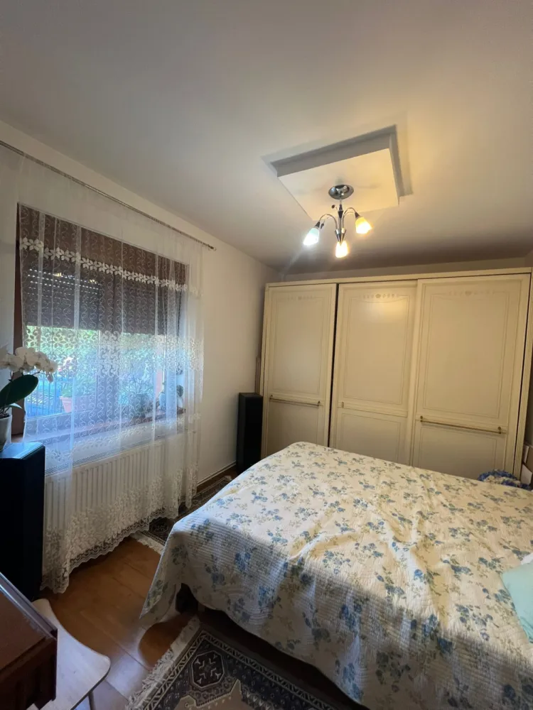 Apartament spațios la vilă, zona Parcul Sub Arini – Parter – Curte proprie
