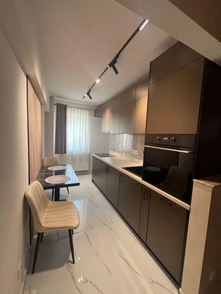 Apartament cu Vedere spre parcul Sub arini – Complet mobilat si utilat – Sibiu - Locație premium, confort autentic și priveliște superbă – toate într-un singur apartament situat la etajul 2, într-o zonă exclusivistă a Sibiului, chiar lângă Parcul Sub Arini.Suprafață utilă: 56,6 mpEtaj: 2Camere: 2 (living + dormitor)Băi: 1Balcoane: 2Orientare: Față spre parcDotări și finisaje premium:Bucătărie nouă, complet mobilată și utilatăLiving și dormitor mobilate cu mobilier de foarte bună calitateBaie complet utilată, cu gresie și faianță de calitate superioarăParchet din lemn masiv în camerăGeamuri termopan, ușă metalică la intrareCentrală termică proprie cu calorifereApartamentul este gata de mutat, fără nicio investiție suplimentară.Avantaje cheie:Vedere spectaculoasă spre parcIdeal pentru locuit sau ca investițieFinisaje și mobilier de topEtajul 2 – accesibil și confortabilLuminozitate naturală excelentă datorită orientării