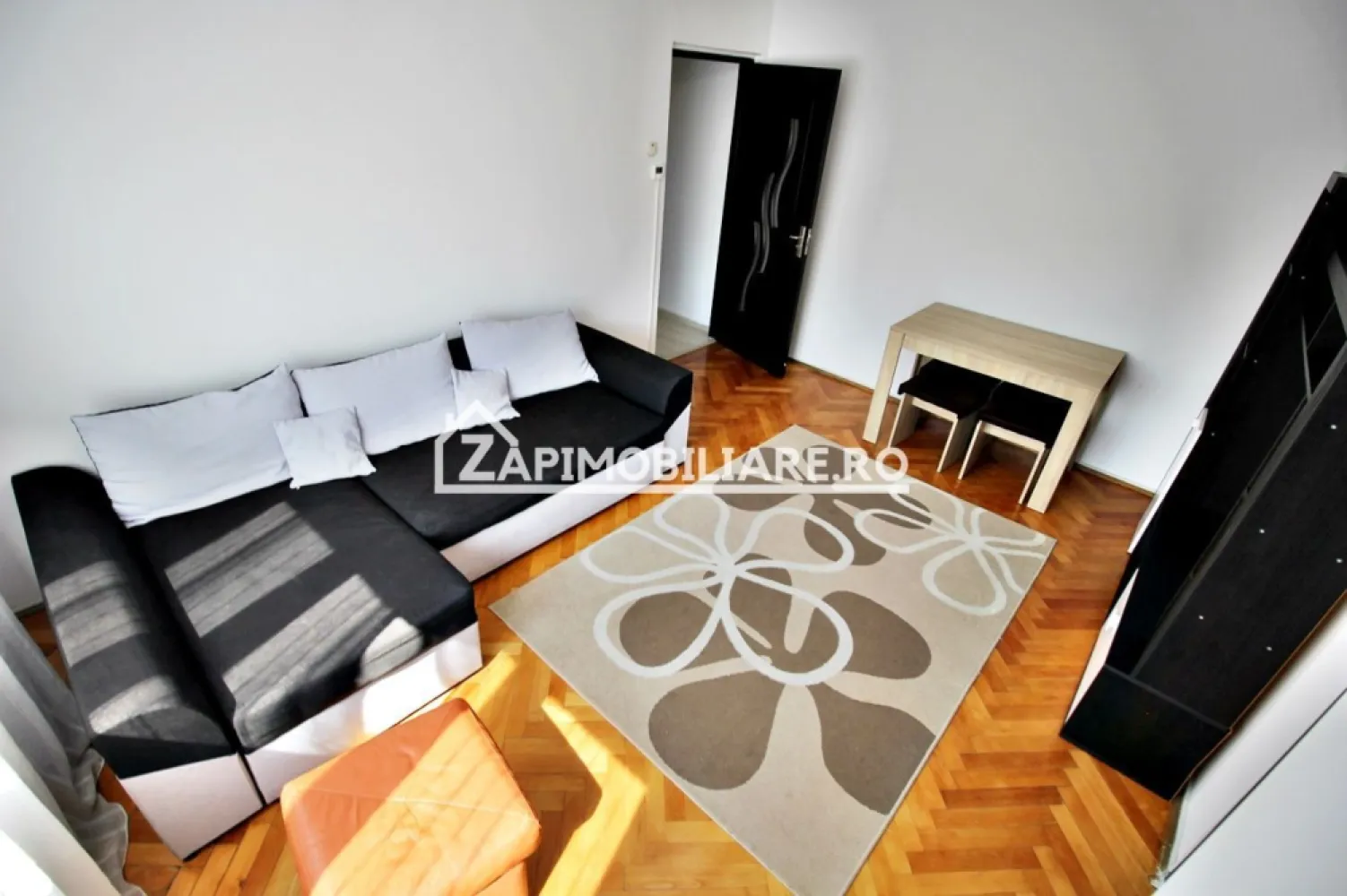 Apartament 2 camere,43 mp,et.3,mobilat si utilat,Targu Mures - Contact 0774048706 Bogdan
De vânzare apartament 2 camere semidecomanda confort1 , situat în cartierul Dambu Pietros , strada, Petru Dobra suprafață utilă de 43 mp, situat la etajul 3 din 4 oferit de Zap Imobiliare 
Detalii: 
- 1 living, 1 dormitor, 1 bucătărie, 1 baie, 1 balcon , 1 hol
- centrală termică, calorifere, geamuri termopan, ușă metalică.
- masina de spalat rufe, frigider.aragaz

Proprietatea se află într-o zonă cu un confort deosebit, datorită amplasării în imediata apropiere a tot ceea ce înseamnă viață modernă, și anume: mijloace de transport în comun, magazine, unități de învățământ de toate gradele, piață, parc, bănci, farmacii, s.a.
Locuința se vinde mobilată și utilată la prețul de 73.500 Euro negociabil. Comisionul este ZERO!
Contact 0774048706 Bogdan

Dacă vă place această ofertă - sau pentru alte informații sunați la numărul de contact din anunț! 
Compania Zap Imobiliare vă pune la dispoziție toate informațiile, actele și documentele necesare alături de asistență și consiliere permanentă până la finalizarea achiziției imobiliare. Ne dorim să îți oferim cea mai plăcută experiență, îndeplinim vise cu pereți!