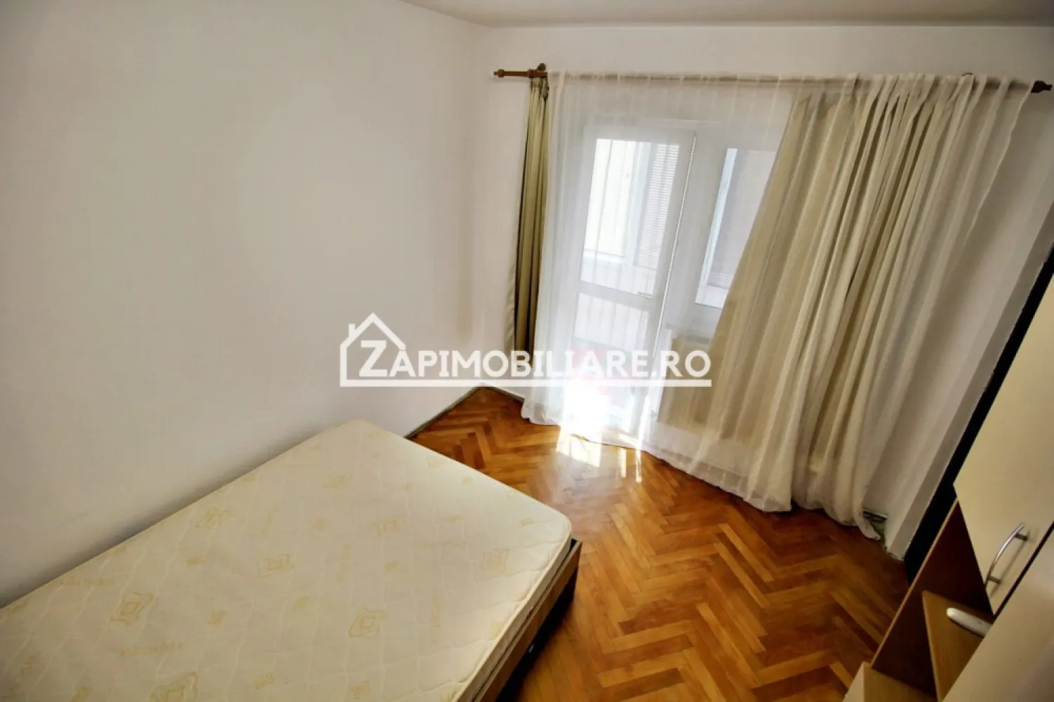 Apartament 2 camere,43 mp,et.3,mobilat si utilat,Targu Mures - Contact 0774048706 Bogdan
De vânzare apartament 2 camere semidecomanda confort1 , situat în cartierul Dambu Pietros , strada, Petru Dobra suprafață utilă de 43 mp, situat la etajul 3 din 4 oferit de Zap Imobiliare 
Detalii: 
- 1 living, 1 dormitor, 1 bucătărie, 1 baie, 1 balcon , 1 hol
- centrală termică, calorifere, geamuri termopan, ușă metalică.
- masina de spalat rufe, frigider.aragaz

Proprietatea se află într-o zonă cu un confort deosebit, datorită amplasării în imediata apropiere a tot ceea ce înseamnă viață modernă, și anume: mijloace de transport în comun, magazine, unități de învățământ de toate gradele, piață, parc, bănci, farmacii, s.a.
Locuința se vinde mobilată și utilată la prețul de 73.500 Euro negociabil. Comisionul este ZERO!
Contact 0774048706 Bogdan

Dacă vă place această ofertă - sau pentru alte informații sunați la numărul de contact din anunț! 
Compania Zap Imobiliare vă pune la dispoziție toate informațiile, actele și documentele necesare alături de asistență și consiliere permanentă până la finalizarea achiziției imobiliare. Ne dorim să îți oferim cea mai plăcută experiență, îndeplinim vise cu pereți!
