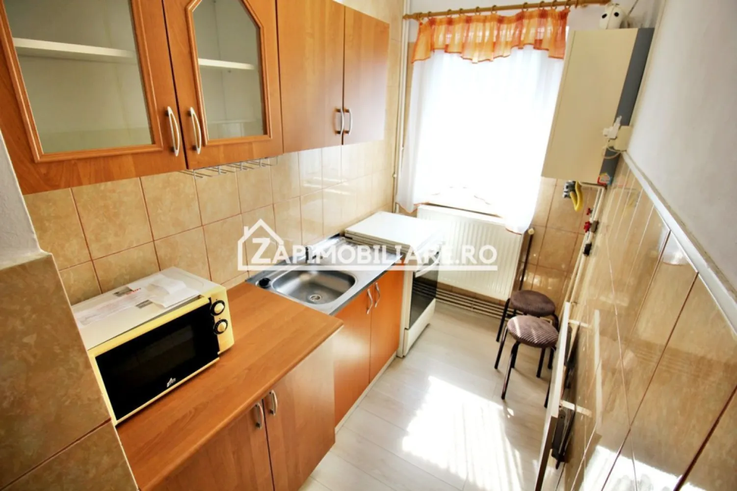 Apartament 2 camere,43 mp,et.3,mobilat si utilat,Targu Mures - Contact 0774048706 Bogdan
De vânzare apartament 2 camere semidecomanda confort1 , situat în cartierul Dambu Pietros , strada, Petru Dobra suprafață utilă de 43 mp, situat la etajul 3 din 4 oferit de Zap Imobiliare 
Detalii: 
- 1 living, 1 dormitor, 1 bucătărie, 1 baie, 1 balcon , 1 hol
- centrală termică, calorifere, geamuri termopan, ușă metalică.
- masina de spalat rufe, frigider.aragaz

Proprietatea se află într-o zonă cu un confort deosebit, datorită amplasării în imediata apropiere a tot ceea ce înseamnă viață modernă, și anume: mijloace de transport în comun, magazine, unități de învățământ de toate gradele, piață, parc, bănci, farmacii, s.a.
Locuința se vinde mobilată și utilată la prețul de 73.500 Euro negociabil. Comisionul este ZERO!
Contact 0774048706 Bogdan

Dacă vă place această ofertă - sau pentru alte informații sunați la numărul de contact din anunț! 
Compania Zap Imobiliare vă pune la dispoziție toate informațiile, actele și documentele necesare alături de asistență și consiliere permanentă până la finalizarea achiziției imobiliare. Ne dorim să îți oferim cea mai plăcută experiență, îndeplinim vise cu pereți!