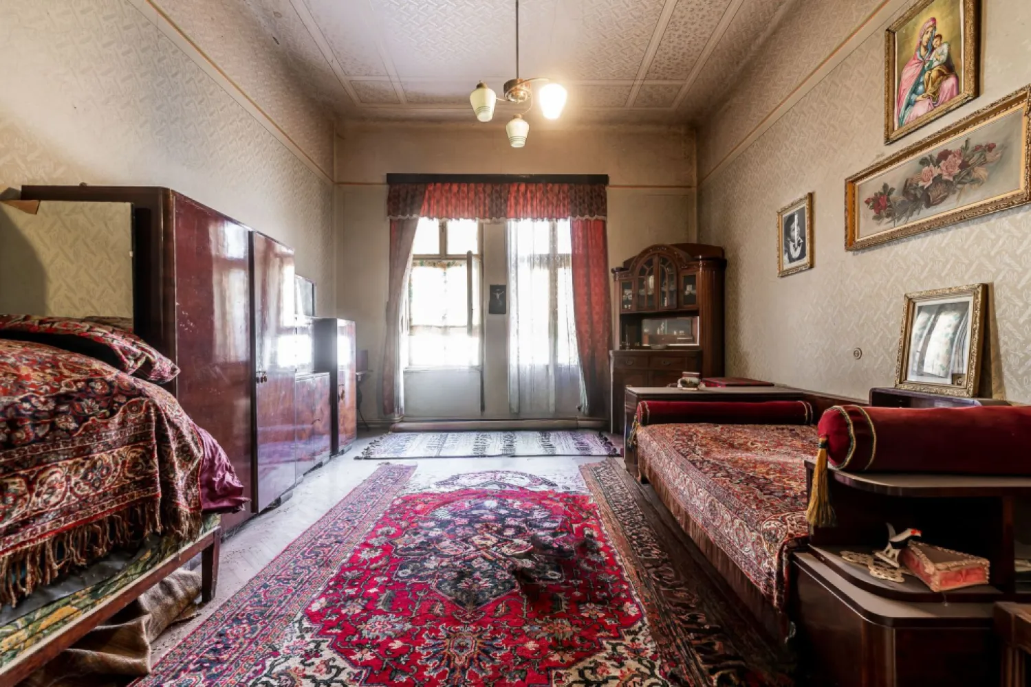 Apartament ultracentral Arad - str. Lucian Blaga - Preț: 80.000 EUR | Comision 0%
113 mp utili | Parter înalt

Vă prezint un apartament amplu, situat pe strada Lucian Blaga, într-o zonă ultracentrală cu acces rapid către principalele puncte de interes ale orașului. Proprietatea se află la parterul înalt al unui imobil solid, iar suprafața utilă de 113 mp permite configurarea unui spațiu adaptat atât locuirii, cât și activităților profesionale.

Interiorul este format din două camere, un living generos, antreu, baie și bucătărie. Spațiul necesită renovare completă, ceea ce oferă libertatea de a-l reamenaja integral, în funcție de stilul și nevoile viitorului proprietar. 

Camerele sunt mari, cu proporții specifice clădirilor istorice, iar holul central poate fi reorganizat pentru a eficientiza circulația sau pentru a crea zone suplimentare de depozitare.

Parterul înalt oferă un nivel bun de intimitate și siguranță, fără dezavantajele parterelor clasice.

Strada Lucian Blaga este cunoscută pentru poziționarea sa echilibrată: suficient de aproape de centrul orașului pentru a avea acces rapid la transport, magazine, școli și zone verzi, dar în același timp ferită de aglomerația arterelor principale.

Este o proprietate potrivită pentru cei care caută suprafețe mari, flexibilitate în amenajare și un amplasament central cu potențial pe termen lung.

📞 Pentru detalii sau programarea unei vizionări: Andreea Szuchanszki – 0742 267 773 (telefon / WhatsApp)

💳 Dacă ai nevoie de finanțare, îți pot obține gratuit oferte de la 16 bănci.
🏡 Ai o proprietate de vânzare în Arad? Îți ofer o evaluare gratuită, fără obligații.

🏢 ACASĂ | Agenție imobiliară Arad
Bulevardul Decebal 2, Arad 310133