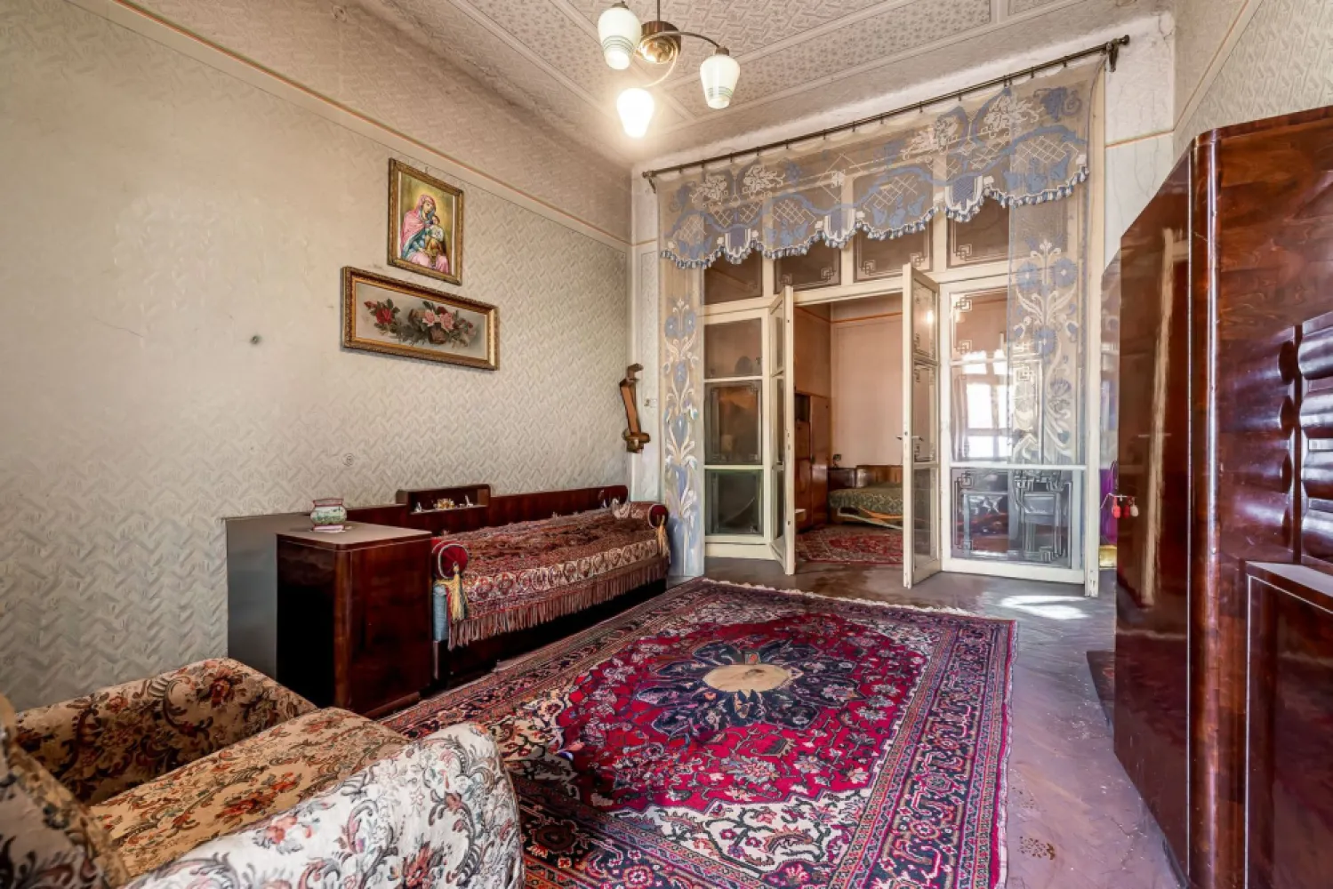 Apartament ultracentral Arad - str. Lucian Blaga - Preț: 80.000 EUR | Comision 0%
113 mp utili | Parter înalt

Vă prezint un apartament amplu, situat pe strada Lucian Blaga, într-o zonă ultracentrală cu acces rapid către principalele puncte de interes ale orașului. Proprietatea se află la parterul înalt al unui imobil solid, iar suprafața utilă de 113 mp permite configurarea unui spațiu adaptat atât locuirii, cât și activităților profesionale.

Interiorul este format din două camere, un living generos, antreu, baie și bucătărie. Spațiul necesită renovare completă, ceea ce oferă libertatea de a-l reamenaja integral, în funcție de stilul și nevoile viitorului proprietar. 

Camerele sunt mari, cu proporții specifice clădirilor istorice, iar holul central poate fi reorganizat pentru a eficientiza circulația sau pentru a crea zone suplimentare de depozitare.

Parterul înalt oferă un nivel bun de intimitate și siguranță, fără dezavantajele parterelor clasice.

Strada Lucian Blaga este cunoscută pentru poziționarea sa echilibrată: suficient de aproape de centrul orașului pentru a avea acces rapid la transport, magazine, școli și zone verzi, dar în același timp ferită de aglomerația arterelor principale.

Este o proprietate potrivită pentru cei care caută suprafețe mari, flexibilitate în amenajare și un amplasament central cu potențial pe termen lung.

📞 Pentru detalii sau programarea unei vizionări: Andreea Szuchanszki – 0742 267 773 (telefon / WhatsApp)

💳 Dacă ai nevoie de finanțare, îți pot obține gratuit oferte de la 16 bănci.
🏡 Ai o proprietate de vânzare în Arad? Îți ofer o evaluare gratuită, fără obligații.

🏢 ACASĂ | Agenție imobiliară Arad
Bulevardul Decebal 2, Arad 310133