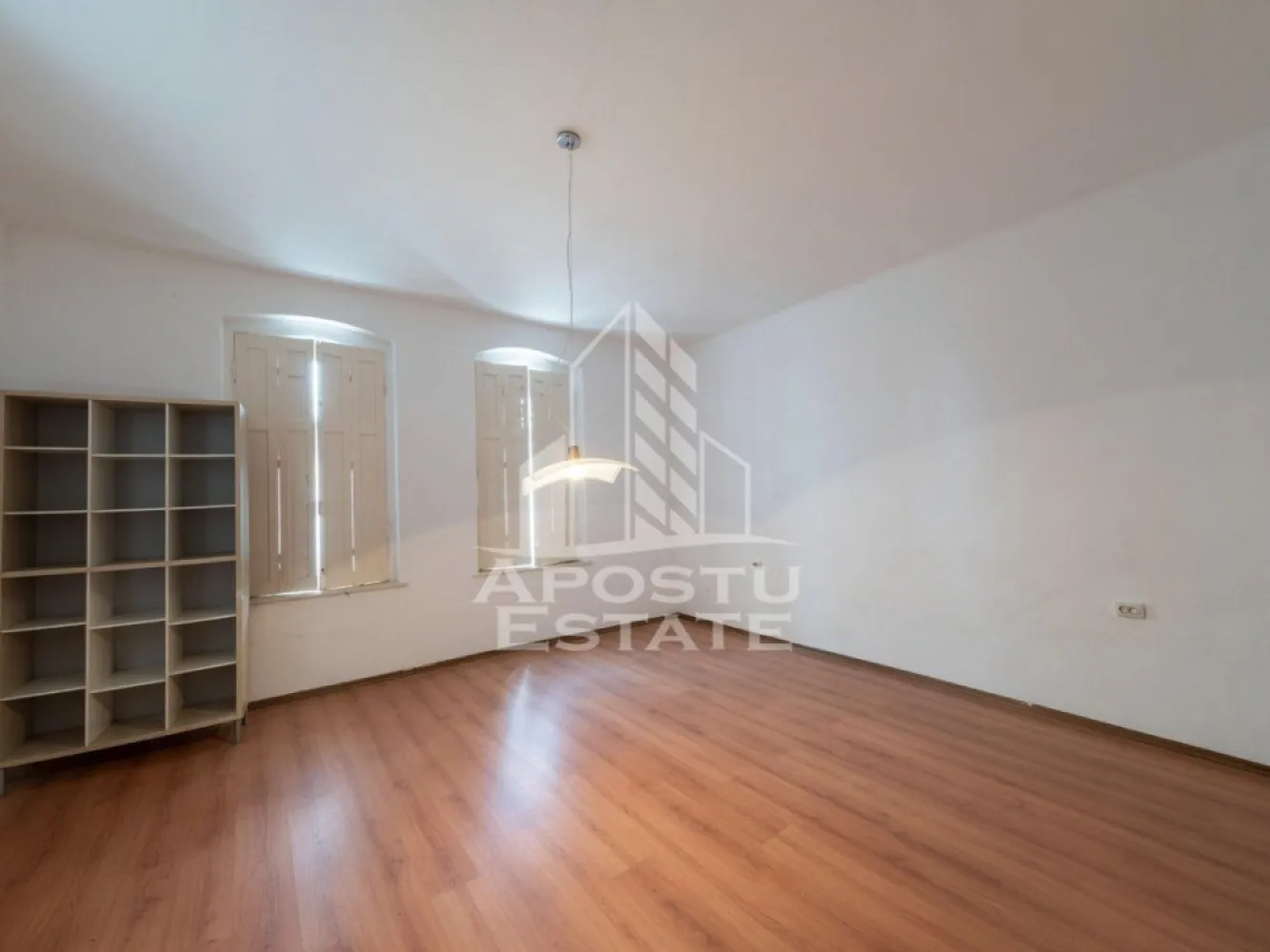 Casa de vanzare in Sandra, 5755 mp, teren, acoperis nou - Agentia imobiliara APOSTU ESTATE va propune spre vanzare o casa situata in localitatea Șandra, judetul Timis, intr-o zona linistita, ideala pentru cei care isi doresc spatiu, intimitate si multiple posibilitati de dezvoltare.

Proprietatea dispune de o suprafata utila de aproximativ 150 mp si este amplasata pe un teren generos de 5755 mp.

Compartimentare:
5 camere cu pardoseala din parchet
Bucatarie
Anexe multiple functionale

Dotari si beneficii:
Acoperis complet renovat
Ferestre si usi din lemn, cu unele usi noi din aluminiu
Casa necesita renovare, ideala pentru a fi amenajata dupa propriul gust
Bucatarie de vara
Anexe care includ baie noua, zona de dining, camera si bucatarie
Garaj situat in partea din spate a proprietatii
Teren generos, cu multiple posibilitati de utilizare (gradinarit, extindere, investitie)

Pozitionare:
Zona linistita, ferita de aglomeratia urbana
Acces facil catre Timisoara
Proprietatea este potrivita atat pentru locuinta proprie, cat si pentru investitie, datorita suprafetei mari de teren si potentialului de renovare.

Pretul este negociabil.

Agentia imobiliara Apostu Estate va ofera consultanta bancara gratuita prin intermediul colaboratorilor nostri.

Va asteptam cu drag la o vizionare!
ID intern: CP3192632