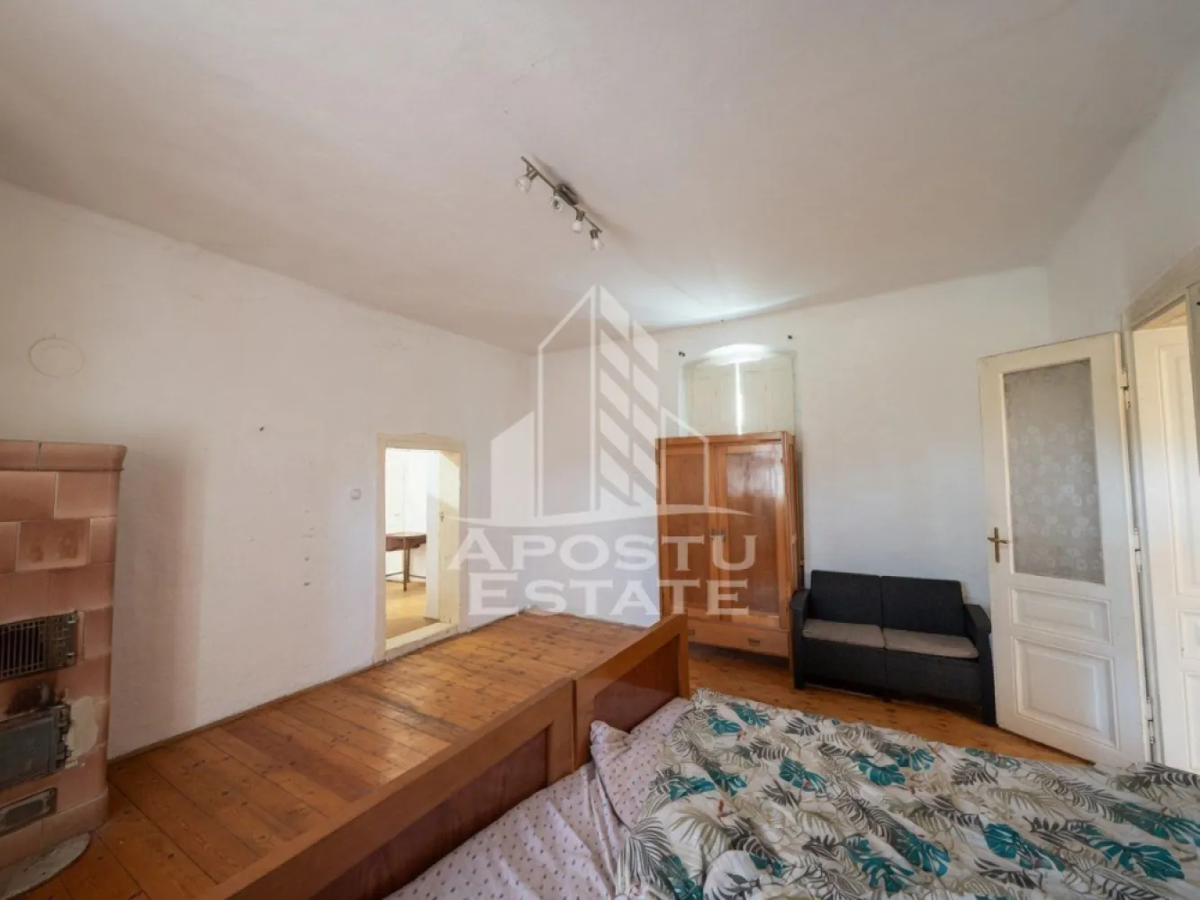 Casa de vanzare in Sandra, 5755 mp, teren, acoperis nou - Agentia imobiliara APOSTU ESTATE va propune spre vanzare o casa situata in localitatea Șandra, judetul Timis, intr-o zona linistita, ideala pentru cei care isi doresc spatiu, intimitate si multiple posibilitati de dezvoltare.

Proprietatea dispune de o suprafata utila de aproximativ 150 mp si este amplasata pe un teren generos de 5755 mp.

Compartimentare:
5 camere cu pardoseala din parchet
Bucatarie
Anexe multiple functionale

Dotari si beneficii:
Acoperis complet renovat
Ferestre si usi din lemn, cu unele usi noi din aluminiu
Casa necesita renovare, ideala pentru a fi amenajata dupa propriul gust
Bucatarie de vara
Anexe care includ baie noua, zona de dining, camera si bucatarie
Garaj situat in partea din spate a proprietatii
Teren generos, cu multiple posibilitati de utilizare (gradinarit, extindere, investitie)

Pozitionare:
Zona linistita, ferita de aglomeratia urbana
Acces facil catre Timisoara
Proprietatea este potrivita atat pentru locuinta proprie, cat si pentru investitie, datorita suprafetei mari de teren si potentialului de renovare.

Pretul este negociabil.

Agentia imobiliara Apostu Estate va ofera consultanta bancara gratuita prin intermediul colaboratorilor nostri.

Va asteptam cu drag la o vizionare!
ID intern: CP3192632