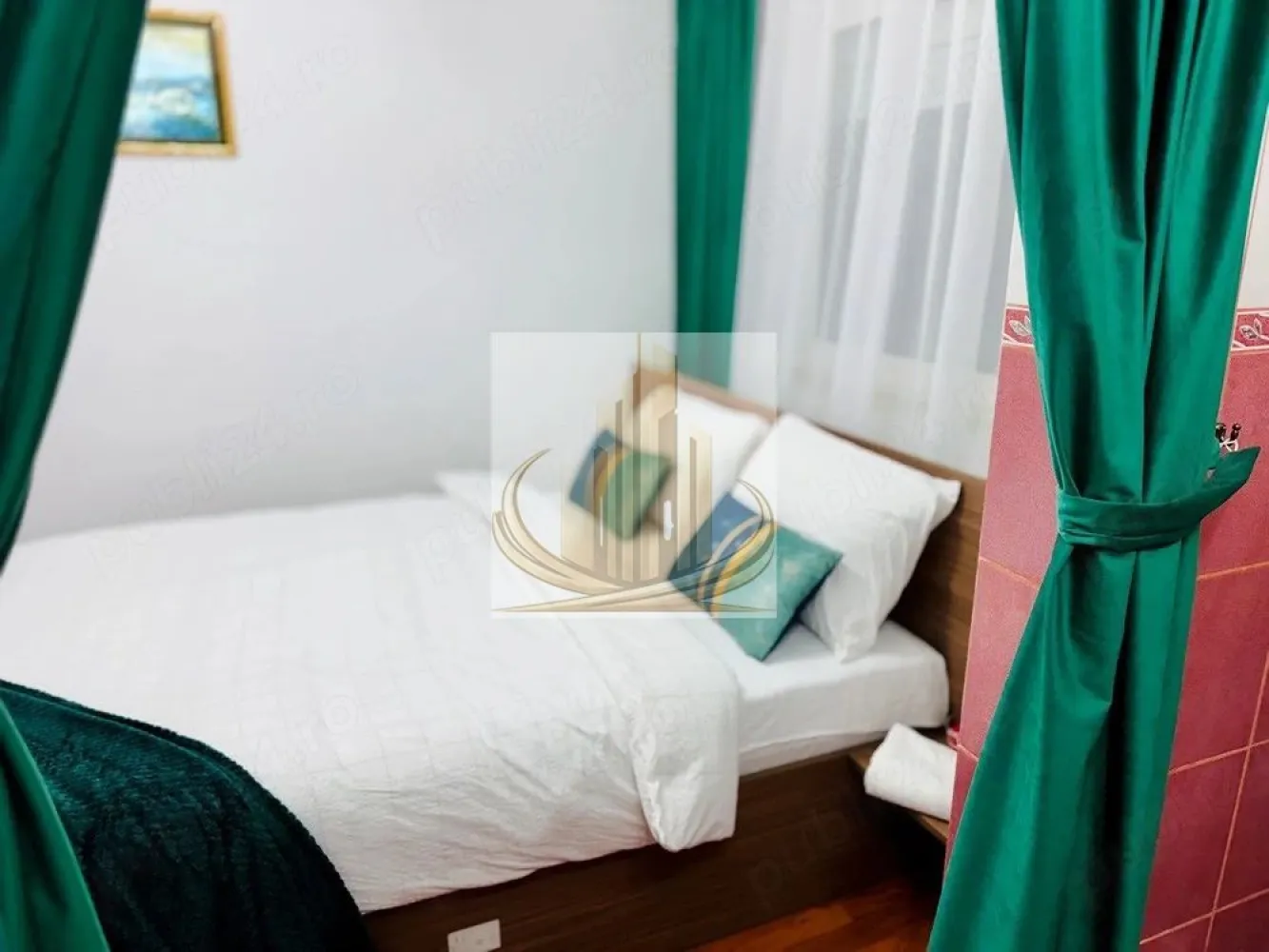 🏡 Apartament Lipovei 2 camere - 🏡Grand Mobili vă propune spre închiriere un apartament modern cu 2 camere, decomandat, situat într-o zonă apreciată din Calea Lipovei. Locuința este amplasată la etajul 3 și are o suprafață utilă de 55 mp, fiind ideală pentru un cuplu, o persoană sau o familie.

Apartamentul este complet mobilat și utilat, oferind tot confortul necesar pentru mutare imediată. Beneficiază de centrală termică proprie, aer condiționat, rulouri la toate geamurile, ferestre cu tâmplărie de calitate și pardoseli din lemn, care creează o atmosferă caldă și primitoare. Spațiile sunt luminoase și bine compartimentate, iar dormitorul oferă un ambient relaxant datorită luminii naturale generoase.

Bucătăria este complet echipată și funcțională, iar zona de living este confortabilă și primitoare, perfectă pentru relaxare.

Poziționarea este un alt avantaj important: apartamentul se află într-o zonă liniștită, cu acces rapid către punctele de interes, la doar 3 minute de mers pe jos de Lidl și aproximativ 10 minute de Iulius Town, având în apropiere magazine, mijloace de transport, școli și alte facilități.

Dacă această proprietate corespunde cerințelor dumneavoastră, vă invităm să ne contactați pentru mai multe informații sau pentru programarea unei vizionări.