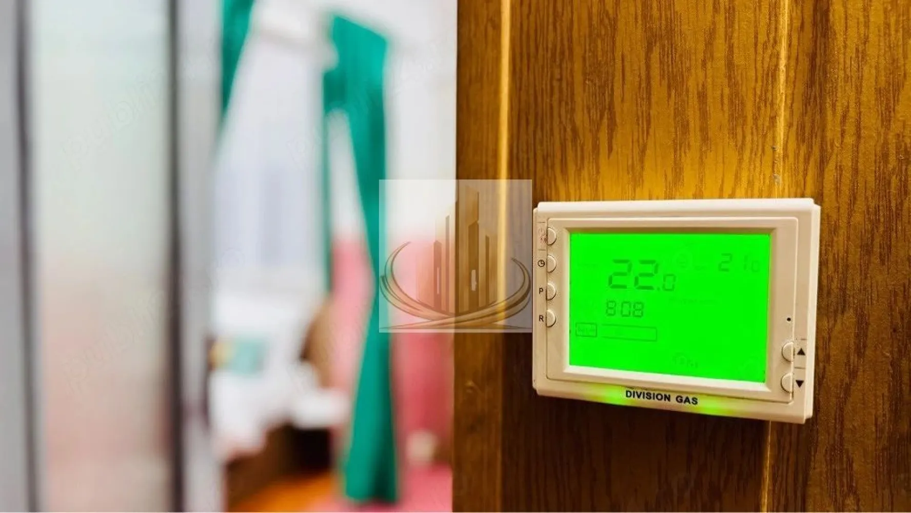 🏡 Apartament Lipovei 2 camere - 🏡Grand Mobili vă propune spre închiriere un apartament modern cu 2 camere, decomandat, situat într-o zonă apreciată din Calea Lipovei. Locuința este amplasată la etajul 3 și are o suprafață utilă de 55 mp, fiind ideală pentru un cuplu, o persoană sau o familie.

Apartamentul este complet mobilat și utilat, oferind tot confortul necesar pentru mutare imediată. Beneficiază de centrală termică proprie, aer condiționat, rulouri la toate geamurile, ferestre cu tâmplărie de calitate și pardoseli din lemn, care creează o atmosferă caldă și primitoare. Spațiile sunt luminoase și bine compartimentate, iar dormitorul oferă un ambient relaxant datorită luminii naturale generoase.

Bucătăria este complet echipată și funcțională, iar zona de living este confortabilă și primitoare, perfectă pentru relaxare.

Poziționarea este un alt avantaj important: apartamentul se află într-o zonă liniștită, cu acces rapid către punctele de interes, la doar 3 minute de mers pe jos de Lidl și aproximativ 10 minute de Iulius Town, având în apropiere magazine, mijloace de transport, școli și alte facilități.

Dacă această proprietate corespunde cerințelor dumneavoastră, vă invităm să ne contactați pentru mai multe informații sau pentru programarea unei vizionări.