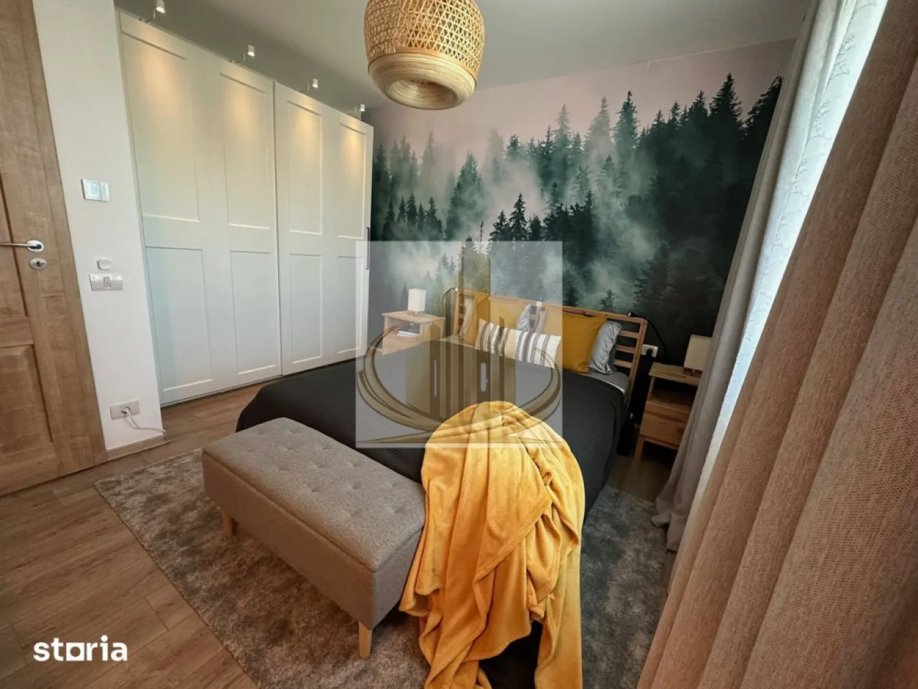 Casa moderna, 4 cam, 2 bai | Drumul boilor | Cartier Serena | Mosnita - Echipa Grand Mobilis Imobiliare vă propune spre vânzare o locuință care îmbină perfect confortul, funcționalitatea și designul modern, situată în Cartierul Serena din Moșnița Veche, în apropierea Drumului Boilor, una dintre cele mai apreciate zone rezidențiale din apropierea Timișoarei.

Cu o suprafață utilă de 91 mp și un teren de 270 mp, proprietatea este unitatea laterală (de capăt) a unui triplex, un avantaj important ce oferă mai multă intimitate, o curte mai generoasă și lumină naturală din abundență pe tot parcursul zilei.

Încă de la primul pas, casa impresionează prin atmosfera caldă și primitoare. Amenajarea a fost realizată cu mult bun gust, folosind materiale de calitate, finisaje moderne și o paletă cromatică elegantă, fiecare detaliu fiind atent ales pentru a crea un spațiu armonios, luminos și confortabil, perfect pentru o familie.

Compartimentarea este practică și bine gândită:

Parter:

hol de acces;
living spațios cu zonă de dining și ieșire către terasă;
bucătărie închisă, cu acces direct în curte;
baie.

Etaj:

dormitor matrimonial;
dormitor;
birou sau al treilea dormitor;
baie;
acces la pod pentru depozitare.

Curtea este amenajată cu grijă și reprezintă locul ideal pentru relaxare. Beneficiază de terasă de 11 mp, anexă de depozitare de 18 mp, spații suplimentare pentru depozitare, alei din beton amprentat, plante mature și sistem automat de irigare alimentat din foraj propriu.

Confortul este completat de încălzirea în pardoseală cu termostate individuale în fiecare cameră, centrală proprie pe gaz, geamuri tripan, două aparate de aer condiționat, construcție din cărămidă Porotherm, izolație eficientă și toate utilitățile disponibile.

Locuința se vinde complet mobilată și utilată, exact cum se prezintă, fiind pregătită pentru mutare imediată, fără investiții suplimentare.

Poziționarea este un alt mare avantaj. În doar câteva minute ajungeți la supermarketuri, brutării, restaurante, cafenele, școli, grădinițe, afterschool-uri, farmacii și alte facilități necesare vieții de zi cu zi, iar accesul către Timișoara este rapid și facil.

Datorită terenului generos, poziției excelente, finisajelor moderne și faptului că se vinde complet mobilată și utilată, această proprietate reprezintă alegerea ideală pentru cei care își doresc o casă în care să se mute fără griji și să se bucure de confort încă din prima zi.

Preț: 197.900 €

Pentru mai multe informații și programarea unei vizionări, vă invităm să contactați echipa Grand Mobilis Imobiliare!