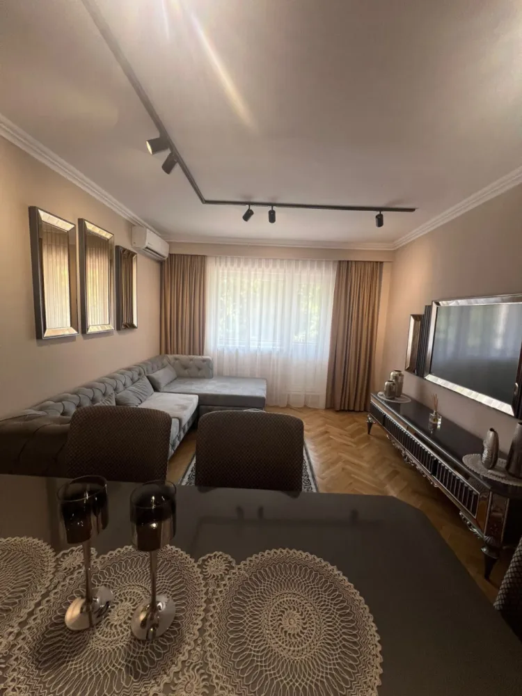 Apartament cu Vedere spre parcul Sub arini – Complet mobilat si utilat – Sibiu - Locație premium, confort autentic și priveliște superbă – toate într-un singur apartament situat la etajul 2, într-o zonă exclusivistă a Sibiului, chiar lângă Parcul Sub Arini.Suprafață utilă: 56,6 mpEtaj: 2Camere: 2 (living + dormitor)Băi: 1Balcoane: 2Orientare: Față spre parcDotări și finisaje premium:Bucătărie nouă, complet mobilată și utilatăLiving și dormitor mobilate cu mobilier de foarte bună calitateBaie complet utilată, cu gresie și faianță de calitate superioarăParchet din lemn masiv în camerăGeamuri termopan, ușă metalică la intrareCentrală termică proprie cu calorifereApartamentul este gata de mutat, fără nicio investiție suplimentară.Avantaje cheie:Vedere spectaculoasă spre parcIdeal pentru locuit sau ca investițieFinisaje și mobilier de topEtajul 2 – accesibil și confortabilLuminozitate naturală excelentă datorită orientării