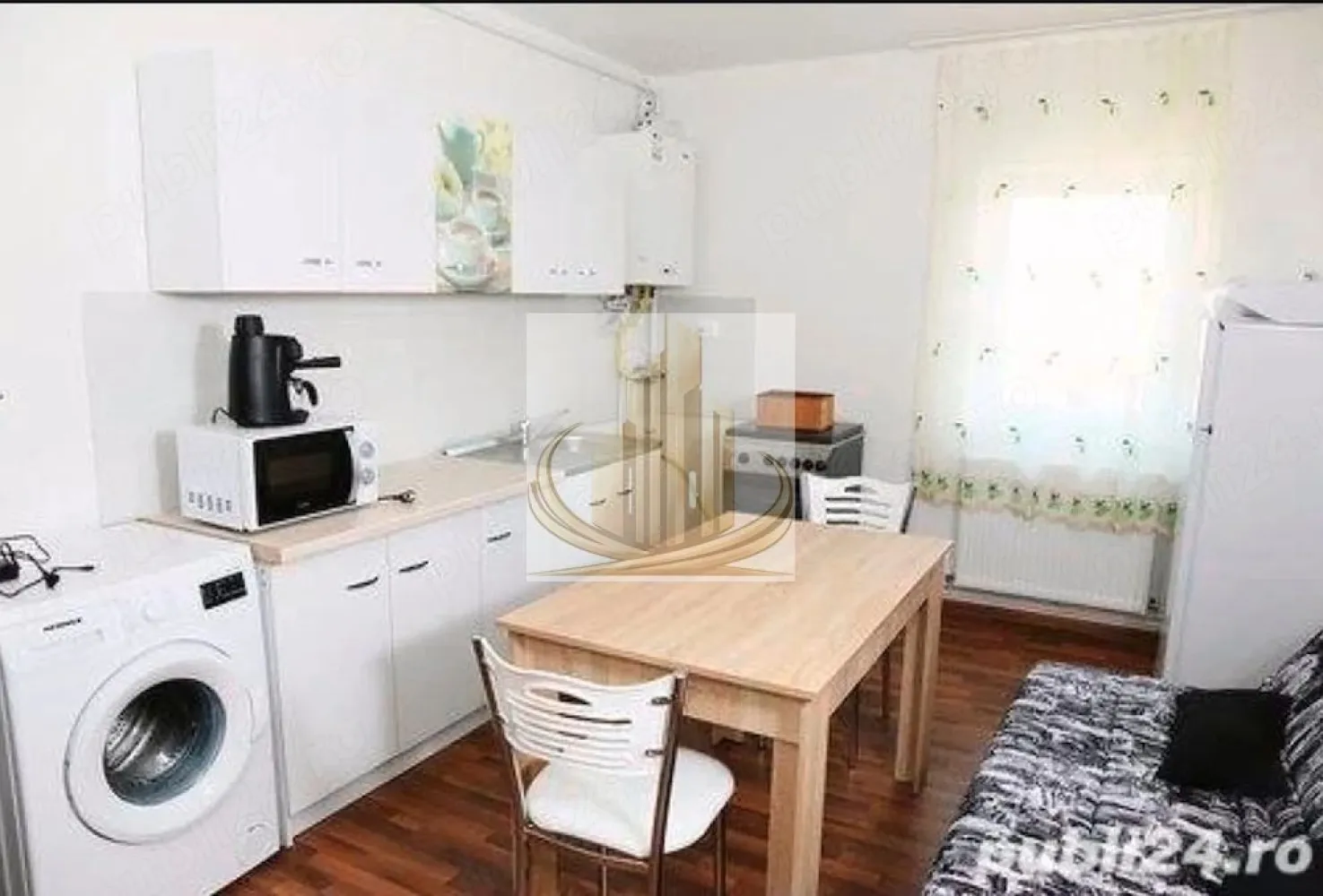 Apartament modern zona Lipovei🏡 - 🏡 Grand Mobilis vă propune spre închiriere un apartament cu 2 camere, situat în zona Calea Lipovei, una dintre cele mai apreciate zone rezidențiale din Timișoara.

Apartamentul este complet mobilat și utilat, fiind pregătit pentru mutare imediată. Locuința oferă un ambient confortabil și luminos, fiind ideală pentru un cuplu sau o persoană care își dorește acces rapid către principalele puncte de interes ale orașului.

Dotări:

* 2 camere;
* Centrală termică proprie;
* Aer condiționat;
* Bucătărie complet utilată;
* Mobilier modern și funcțional;
* Spații bine compartimentate.

Unul dintre marile avantaje ale proprietății este amplasarea excelentă, la doar 5 minute de Iulius Town, cu acces facil către mijloace de transport în comun, magazine, farmacii, restaurante și alte facilități.

Dacă această proprietate corespunde cerințelor dumneavoastră, vă invităm să ne contactați pentru mai multe informații și programarea unei vizionări. Echipa Grand Mobilis vă stă la dispoziție!