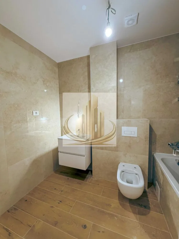 Apartament 3 camere 66mp Complex NOU - Grand Mobilis Imobiliare vă prezintă spre vânzare un apartament modern cu 3 camere, situat la etajul 1 al unui ansamblu rezidențial nou, finalizat în 2026, în zona Aradului.

Conceput pentru confort și eficiență energetică, apartamentul beneficiază de o compartimentare practică, spații luminoase și finisaje moderne, fiind alegerea ideală pentru familii sau pentru cei care își doresc o locuință construită la standarde actuale.

Caracteristici principale:
Apartament cu 3 camere, situat la etajul 1
Compartimentare eficientă și vedere pe două laturi, pentru lumină naturală pe tot parcursul zilei
Balcon generos, ideal pentru relaxare
Încălzire în pardoseală
Pompe de căldură pentru un consum redus de energie
Panouri solare pentru eficiență energetică sporită
Construcție din cărămidă, izolată cu vată bazaltică
Fără utilizarea rigipsului și fără BCA în structura pereților
Peste 2.500 mp de spații verzi amenajate în cadrul ansamblului
Locuri de parcare subterane și supraterane disponibile
Ansamblu rezidențial nou, realizat cu materiale și finisaje de calitate
Soluții smart pentru locuință, inclusiv integrare cu inteligență artificială (ChatGPT)

Ansamblul oferă un mediu modern, liniștit și bine organizat, cu accent pe confort, sustenabilitate și calitatea vieții.

Pentru informații privind disponibilitatea, prețul sau programarea unei vizionări, echipa Grand Mobilis Imobiliare vă stă cu plăcere la dispoziție.

ID intern CP3193122