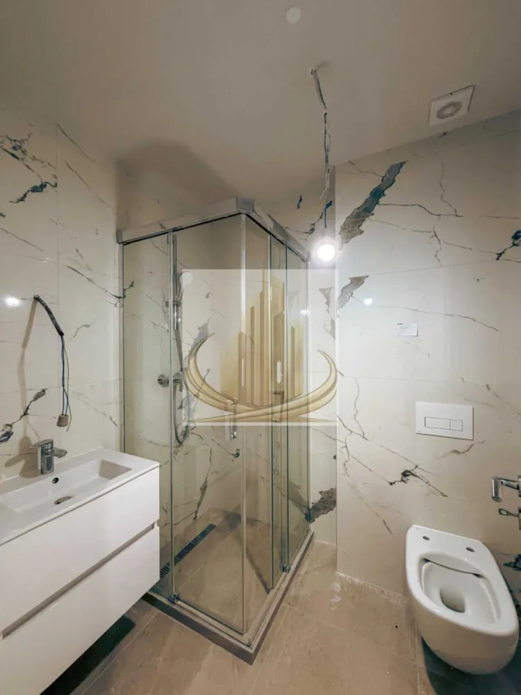 Apartament 3 camere 66mp Complex NOU - Grand Mobilis Imobiliare vă prezintă spre vânzare un apartament modern cu 3 camere, situat la etajul 1 al unui ansamblu rezidențial nou, finalizat în 2026, în zona Aradului.

Conceput pentru confort și eficiență energetică, apartamentul beneficiază de o compartimentare practică, spații luminoase și finisaje moderne, fiind alegerea ideală pentru familii sau pentru cei care își doresc o locuință construită la standarde actuale.

Caracteristici principale:
Apartament cu 3 camere, situat la etajul 1
Compartimentare eficientă și vedere pe două laturi, pentru lumină naturală pe tot parcursul zilei
Balcon generos, ideal pentru relaxare
Încălzire în pardoseală
Pompe de căldură pentru un consum redus de energie
Panouri solare pentru eficiență energetică sporită
Construcție din cărămidă, izolată cu vată bazaltică
Fără utilizarea rigipsului și fără BCA în structura pereților
Peste 2.500 mp de spații verzi amenajate în cadrul ansamblului
Locuri de parcare subterane și supraterane disponibile
Ansamblu rezidențial nou, realizat cu materiale și finisaje de calitate
Soluții smart pentru locuință, inclusiv integrare cu inteligență artificială (ChatGPT)

Ansamblul oferă un mediu modern, liniștit și bine organizat, cu accent pe confort, sustenabilitate și calitatea vieții.

Pentru informații privind disponibilitatea, prețul sau programarea unei vizionări, echipa Grand Mobilis Imobiliare vă stă cu plăcere la dispoziție.

ID intern CP3193122