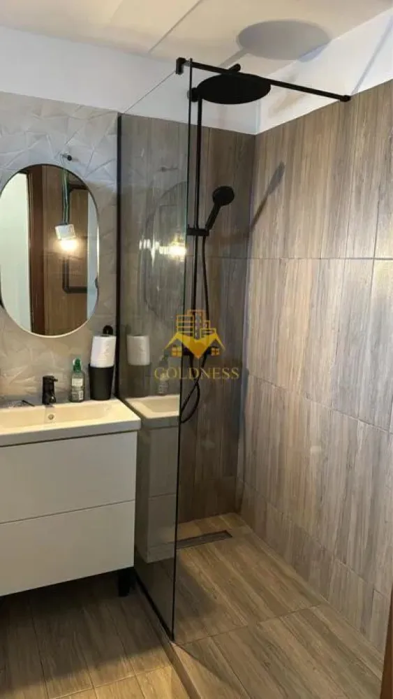 2 camere, modern, 2 parcari, Zona Centrala, 21 Decembrie 1989, Sora - GOLDNESS Imobiliare vă propune spre închiriere un apartament cu 2 camere complet mobilat și utilat, la P+ M in zona Centrala.
Dispune de 2 locuri de parcare!
Se accepta doar o pisica!
Se află în apropierea stațiilor de transport în comun, magazine, restaurante, spații verzi, farmacii, etc. 

Apartamentul este compartimentat astfel:
 - dormitor cu pat matrimonial, dressing, noptiere, canapea extensibila, birou, spatiu pentru depozitare
 - living cu bucatarie open space complet utilată și mobilată, canapea extensibilă, loc de servit masa 
 - baie cu cabina de dus, calorifer port prosop și dulap pentru depozitare.

Imobilul este dotat cu toate cele necesare- centrală proprie, frigider, aragaz, hotă, mașină de spălat haine, etc. 

Dacă sunteți interesați de acest apartament și doriți să îl vizionați, dar și pentru alte oferte nu ezitați să ne contactați telefonic sau prin e-mail. Vă stăm la dispoziție!
Pentru intermediere se percepe un comision de 50% din prețul chiriei!
