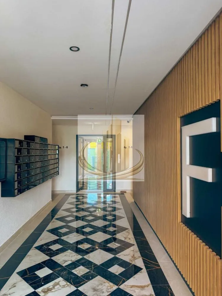 Apartament cu 2 camere in Calea Aradului in cladire finalizata 2026 - Grand Mobilis Imobiliare vă propune spre vânzare un apartament modern cu 2 camere, situat la parterul unui ansamblu rezidențial nou, aflat în curs de finalizare în 2026, amplasat în zona Aradului.

Proiectul este conceput la standarde moderne de construcție, punând accent pe confort, eficiență energetică și utilizarea unor materiale premium, oferind un stil de viață modern și sustenabil.

Caracteristici și beneficii:
Construcție din cărămidă, izolată cu vată bazaltică pentru un confort termic și fonic superior;
Compartimentări realizate exclusiv din zidărie, fără rigips sau BCA;
Sistem de încălzire prin pompe de căldură, cu consum redus de energie;
Panouri solare pentru creșterea eficienței energetice;
Peste 2.500 mp de spații verzi amenajate, dedicate relaxării;
Integrarea unor soluții smart bazate pe inteligență artificială (ChatGPT), pentru un plus de confort și funcționalitate;
Locuri de parcare atât subterane, cât și supraterane;
Ansamblu rezidențial modern, construit conform celor mai noi standarde;
Finisaje contemporane și materiale de înaltă calitate.
Compartimentare:
Living luminos;
Dormitor;
Bucătărie;
Baie;
Hol.

Acest apartament reprezintă alegerea ideală atât pentru locuință proprie, cât și pentru investiție, datorită amplasării într-o zonă aflată în continuă dezvoltare și a dotărilor moderne oferite de ansamblu.

Pentru informații suplimentare sau pentru programarea unei vizionări, echipa Grand Mobilis Imobiliare vă stă cu drag la dispoziție.

ID Intern CP3193181