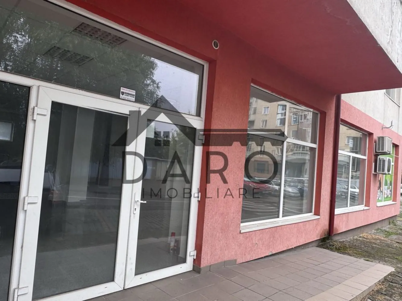 Spatiu comercial 120 mp - Închiriez spațiu comercial în 7 Noiembrie , într-o zonă cu magazin alimentar, cabinete medicale la câteva minute de centrul orașului.
Spațiul are o suprafață de 120 mp, prevăzut cu grup sanitar și camera tehnică , este dotat cu geamuri mari termopan , gresie.
